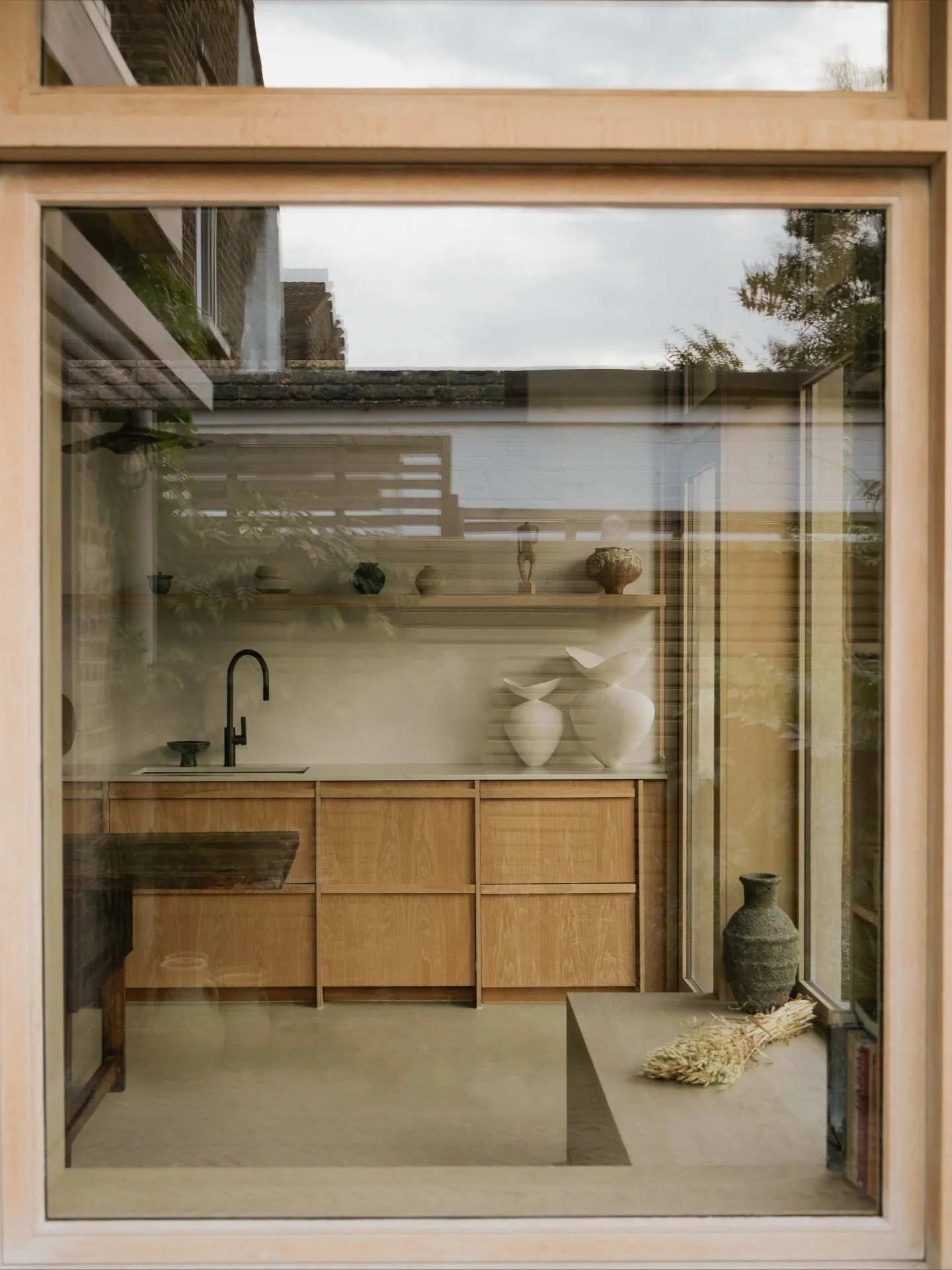 Winter serenity.
Home settling into its own soft rhythm.

Ceramics: @blohmstudio @ppp__lab @sway.ceramics @clarespindler . Captured by @sarahbuttonphoto . Walls @bauwerkcolour . Floor @forcrete_ 

winter home &middot; material calm &middot; considere