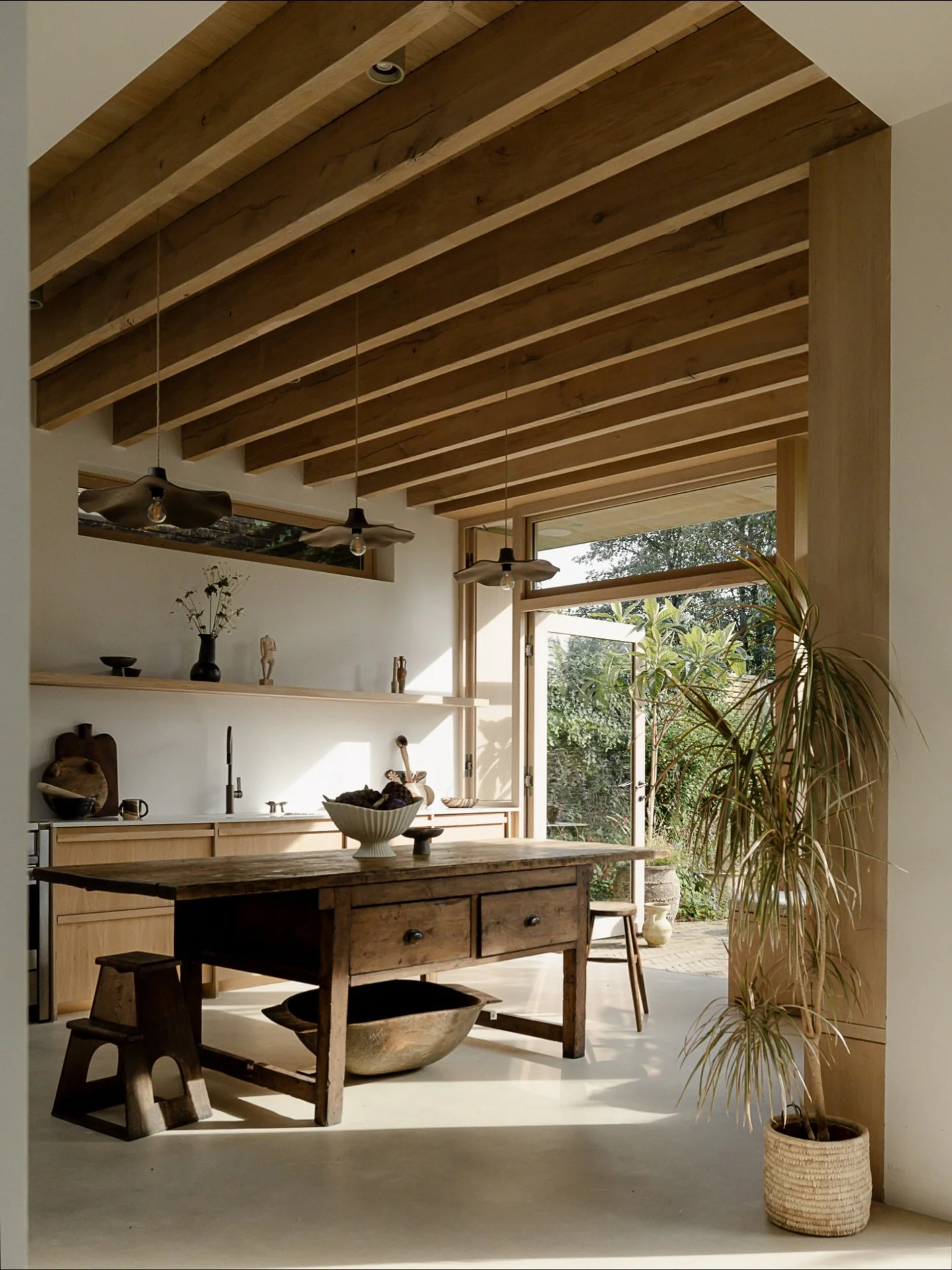 Winter light. Soft shadows.

Ceramics : @clarespindler @sway.ceramics 
Paint : @bauwerkcolour 
Images : @ste_marques @owengalephoto @felixspeller @sarahbuttonphoto 🤎

winter home &middot; material calm &middot; considered design &middot; interiors w