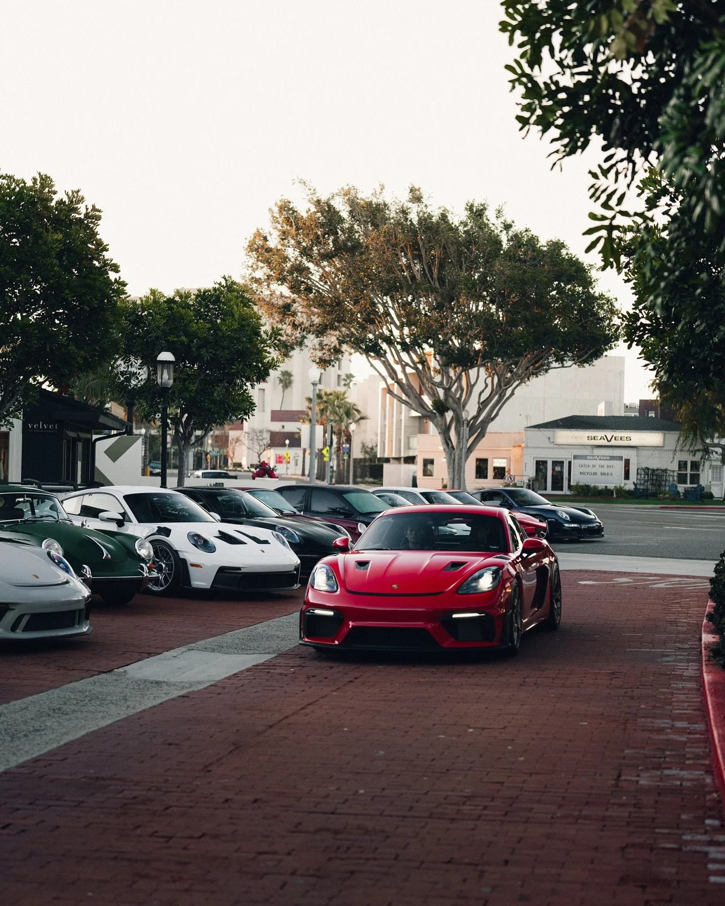Already missing early bird Cars &amp; Coffe Sundays in California. So nice to just have a chat with likeminded enthusiast. 🤙🏽

#Porsche #Ferrari #McLaren #911 #GT3RS #CarsandCoffee #Newportbeach #Leica #LeicaSL