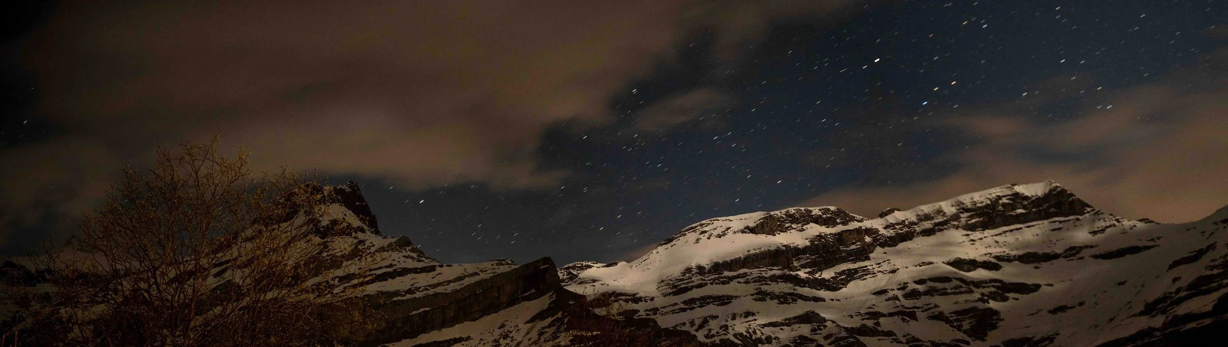 Défilé d'étoiles sur fond du Massif des Diablerets