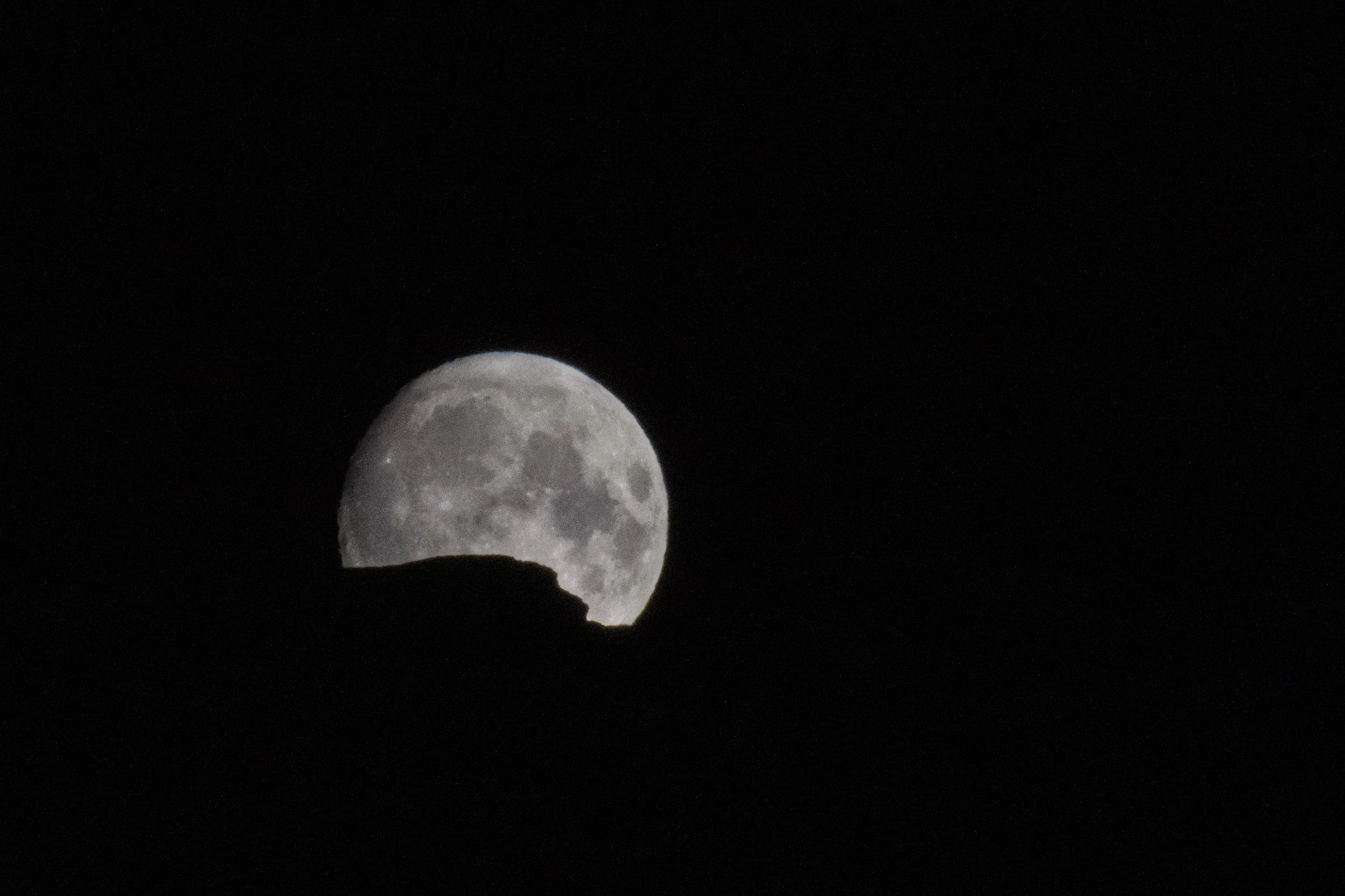 La nuit, la lune joue à cache cache avec les nuages