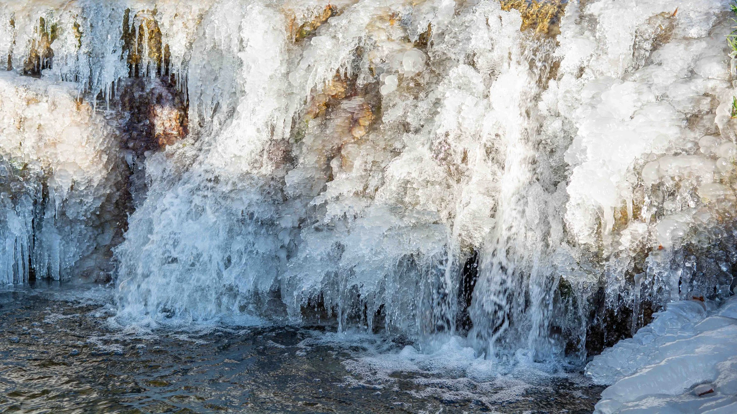 Cascade gelée avec stalactites de glace.
