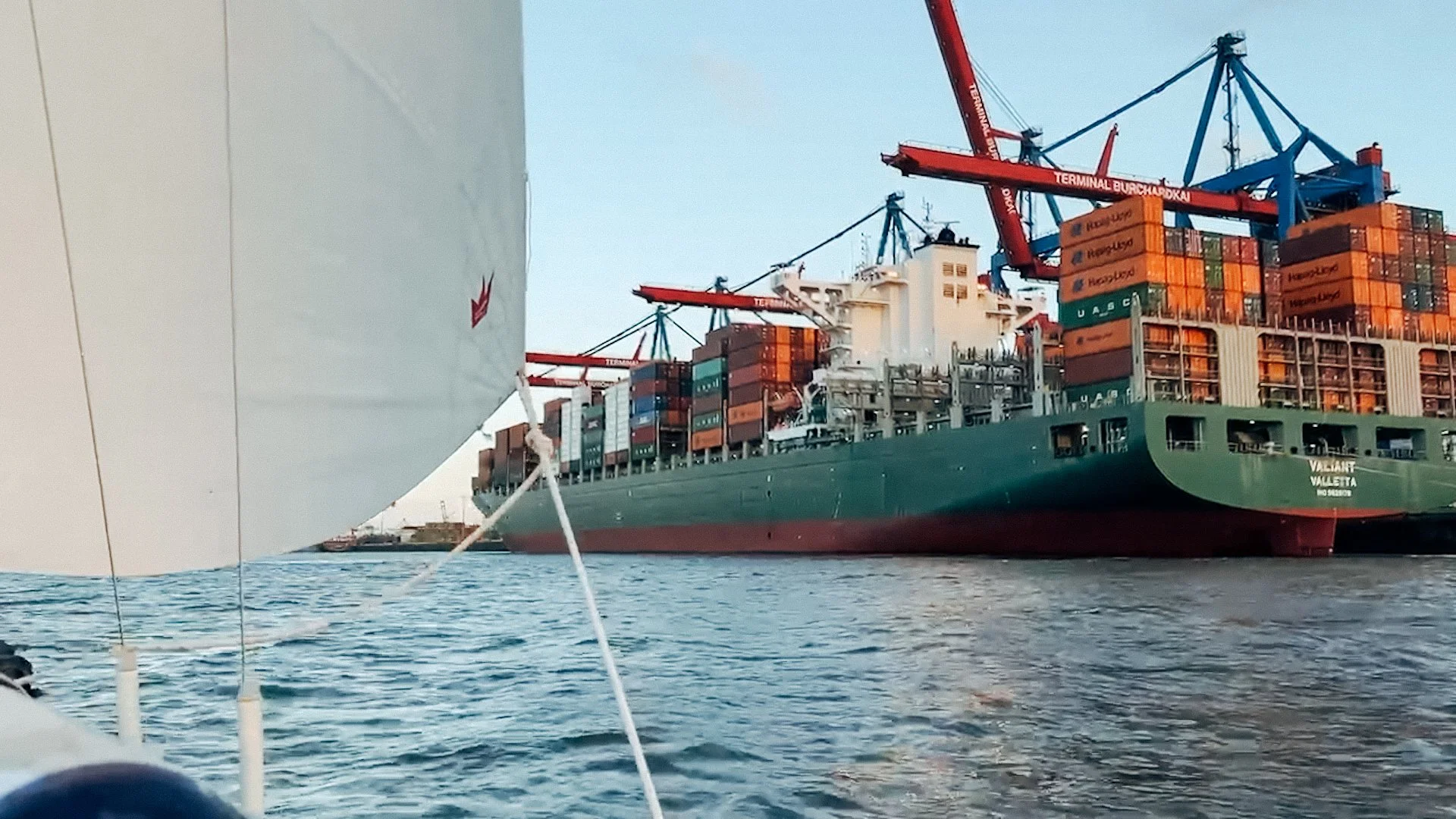 Varianta Refit - Jungfernfart Hamburg - Neben Containerschiff auf Elbe - Copyright Joscha Seehausen00082.jpg