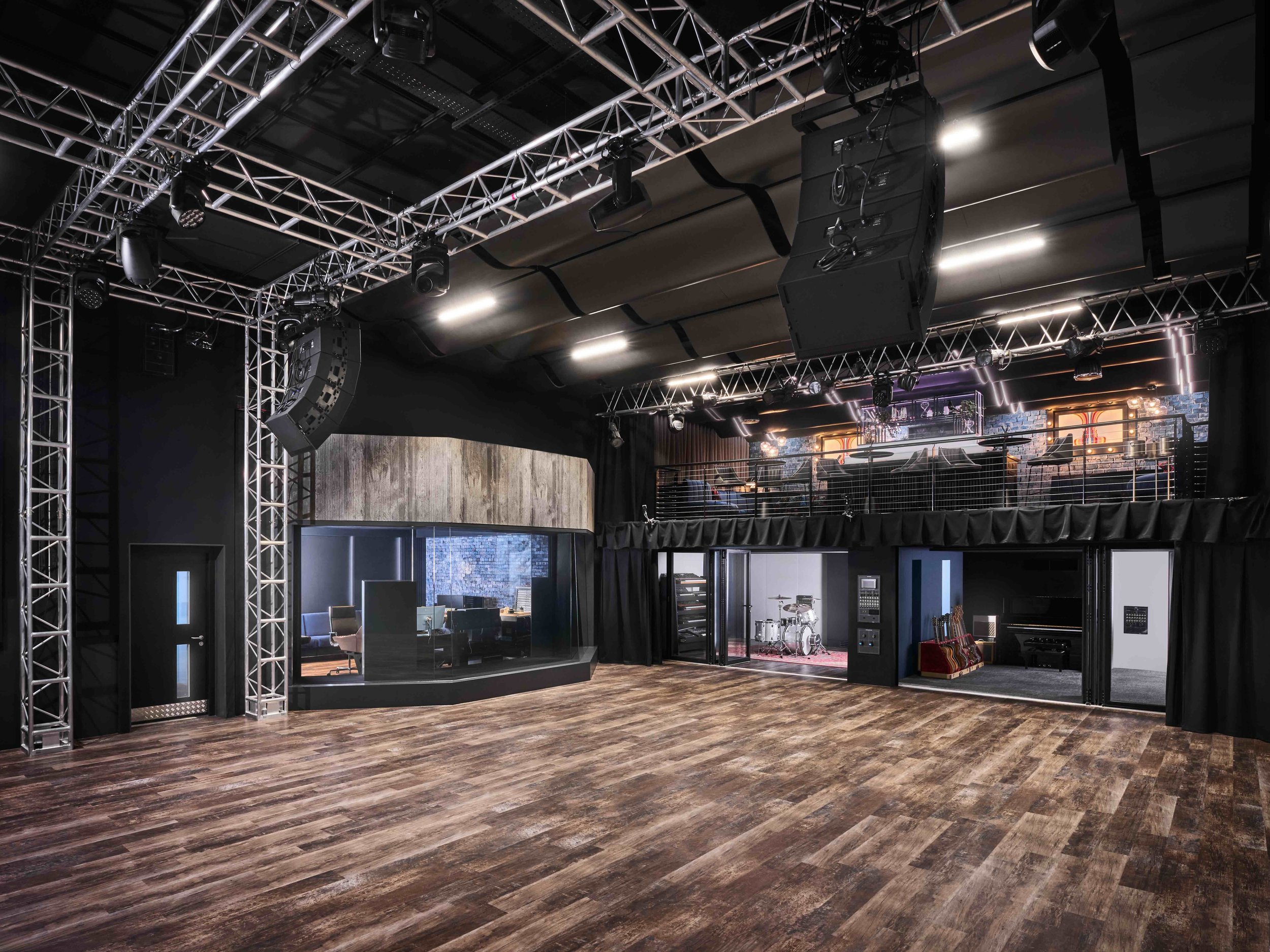 Studio in the South-West
In collaboration with the band and the owners’ designers