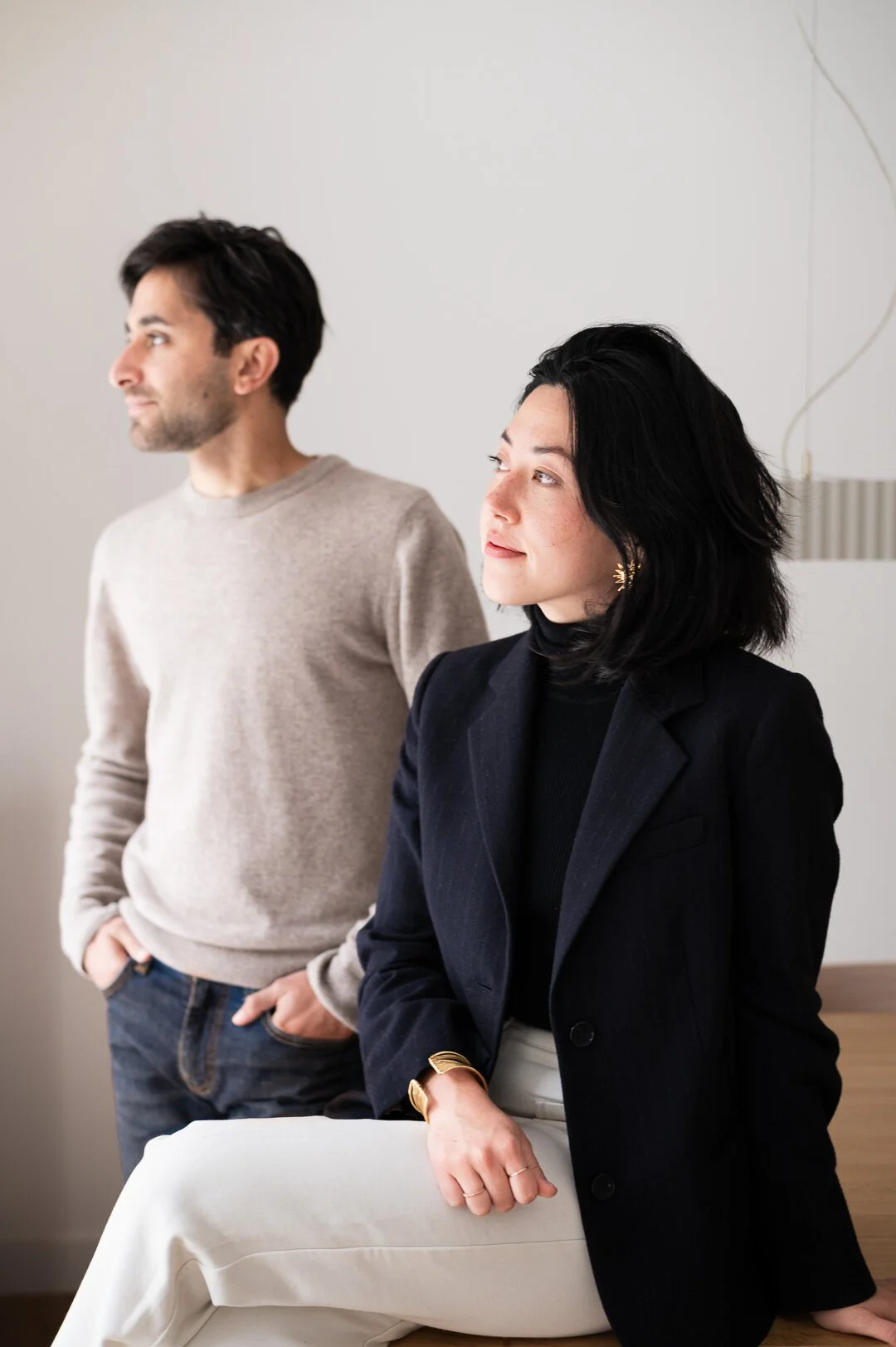 Portrait photo des architectes Anna Speakman et Pierre Ribul-Conte, fondateurs de l’agence Atelier Kiso, spécialisée en rénovation de maisons et d’appartements à Toulouse.