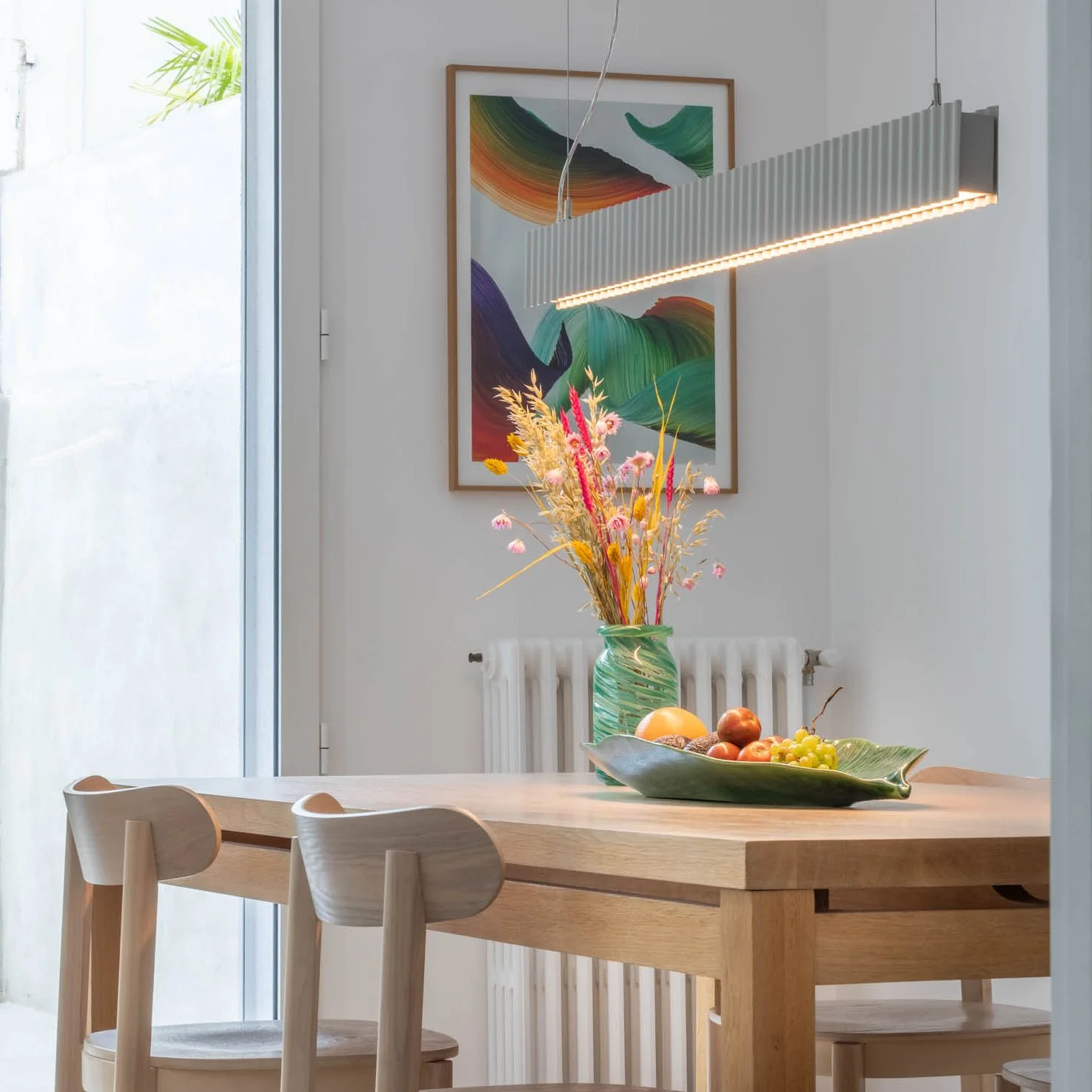 Salle à manger rénovée à Toulouse par l’agence Atelier Kiso, avec mobilier en bois clair et lumière naturelle pour une ambiance contemporaine.