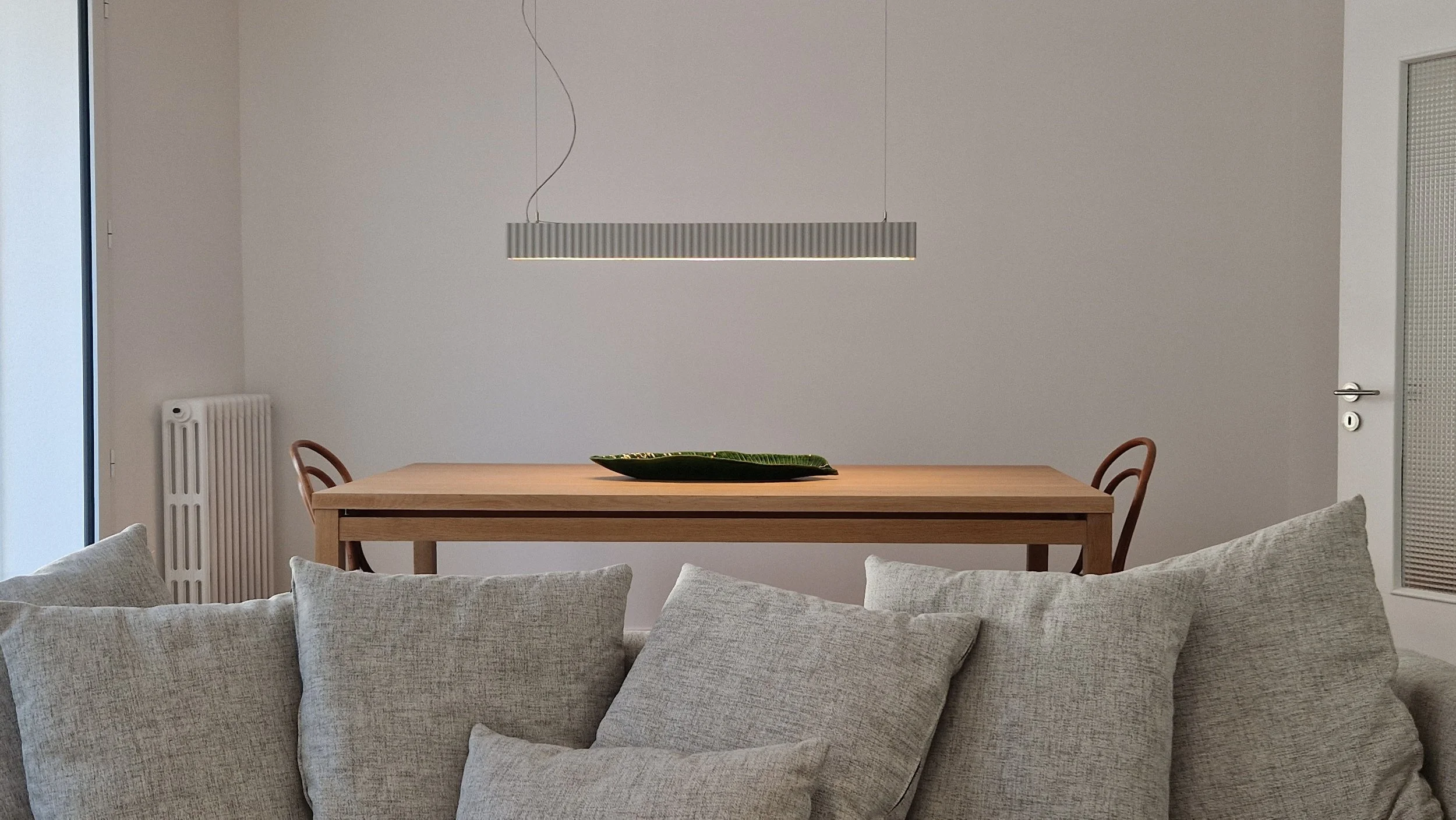 Rénovation de la salle à manger dans la Maison Uchi à Toulouse, avec table en bois et aménagement d'intérieur minimaliste par Atelier Kiso.