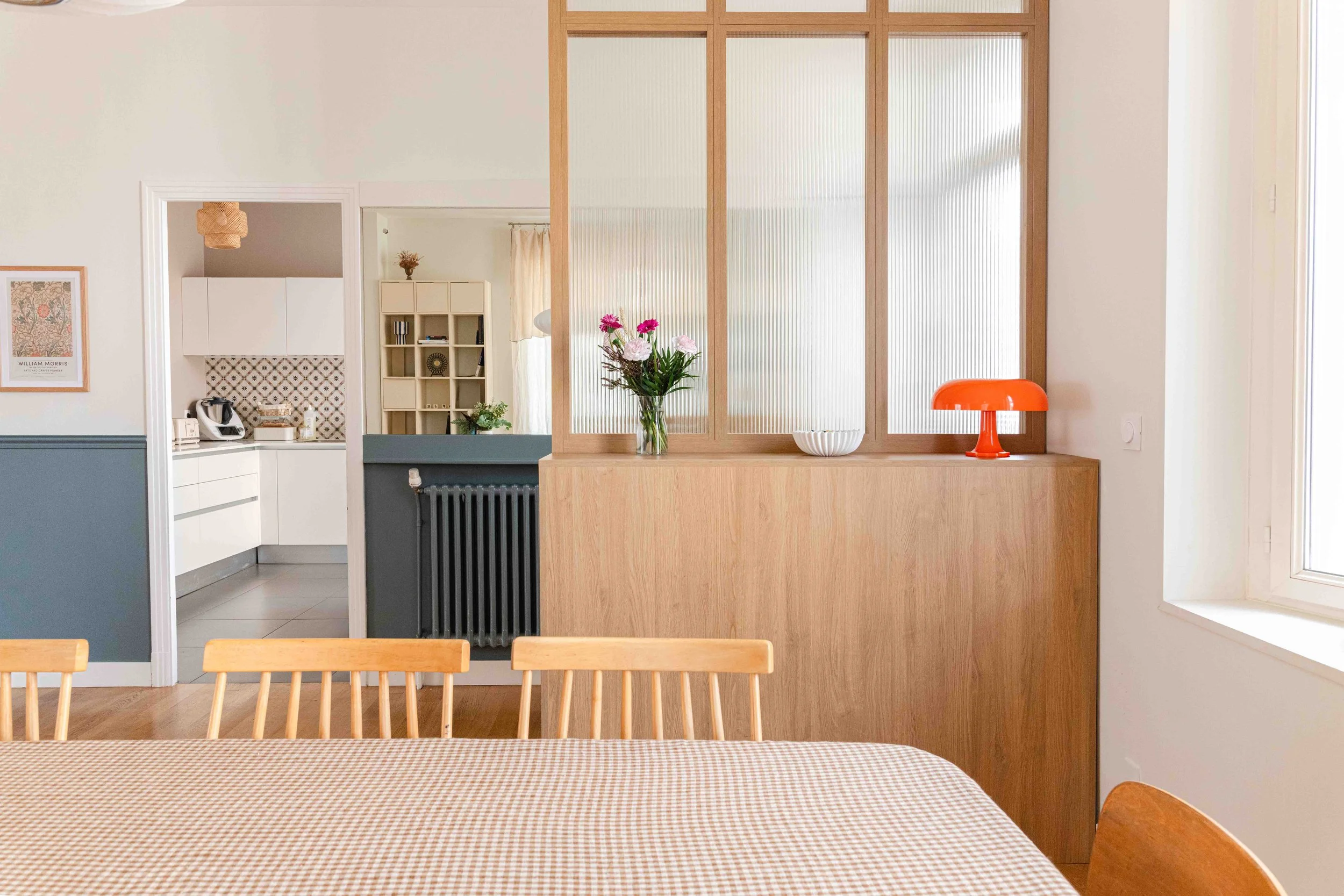 Salle à manger baignée de lumière. L’ouverture de l’espace et le choix de matériaux chaleureux soulignent une ambiance apaisée et fonctionnelle. Atelier Kiso valorise les qualités intrinsèques de chaque maison par une approche sensible et singulière.