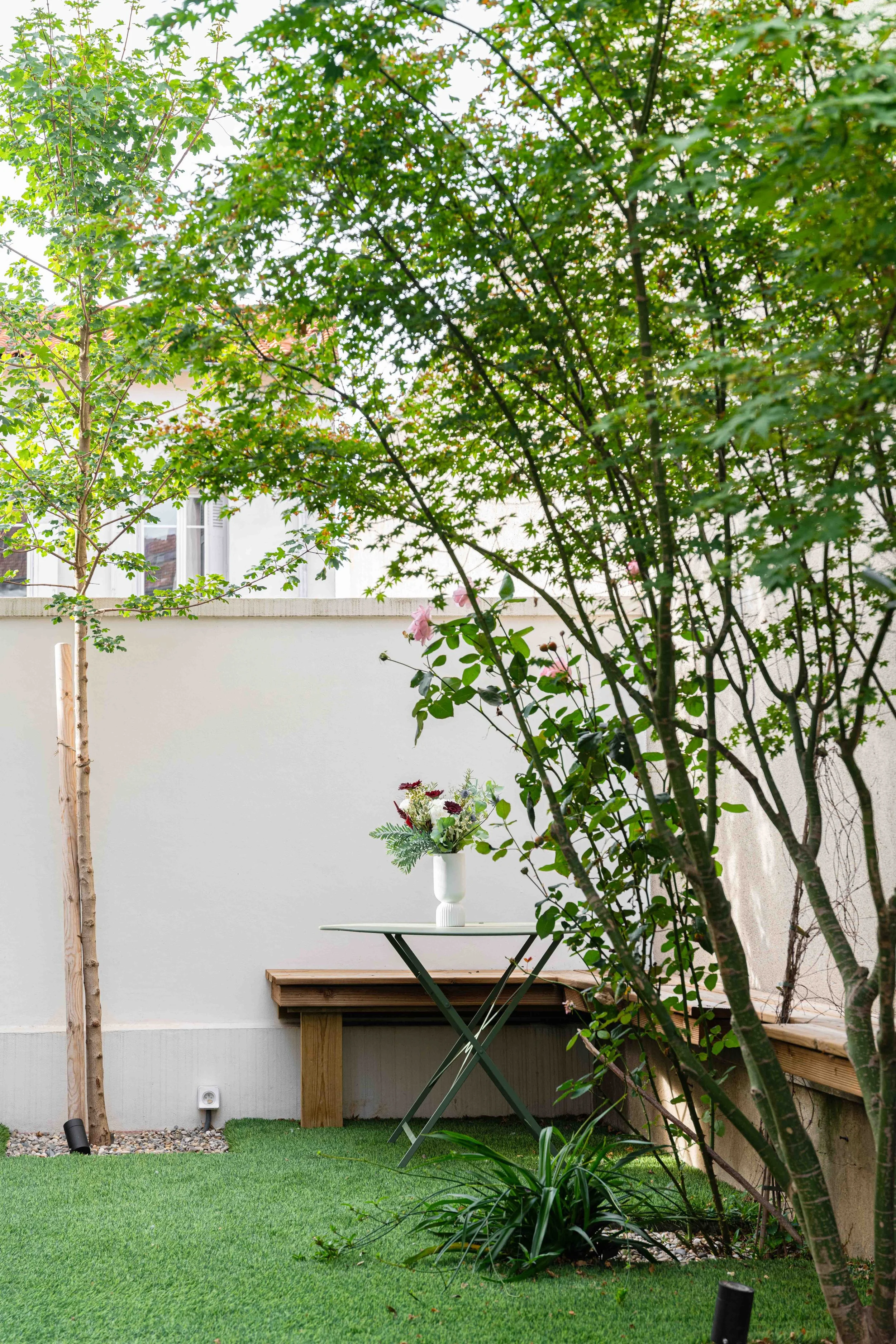 Vue alternative du jardin, révélant l’équilibre entre minimalisme et douceur végétale. Cette réinterprétation contemporaine de l’espace extérieur a permis de révéler le potentiel de cette véritable pièce à ciel ouvert qui ne demandait qu'à être réinv