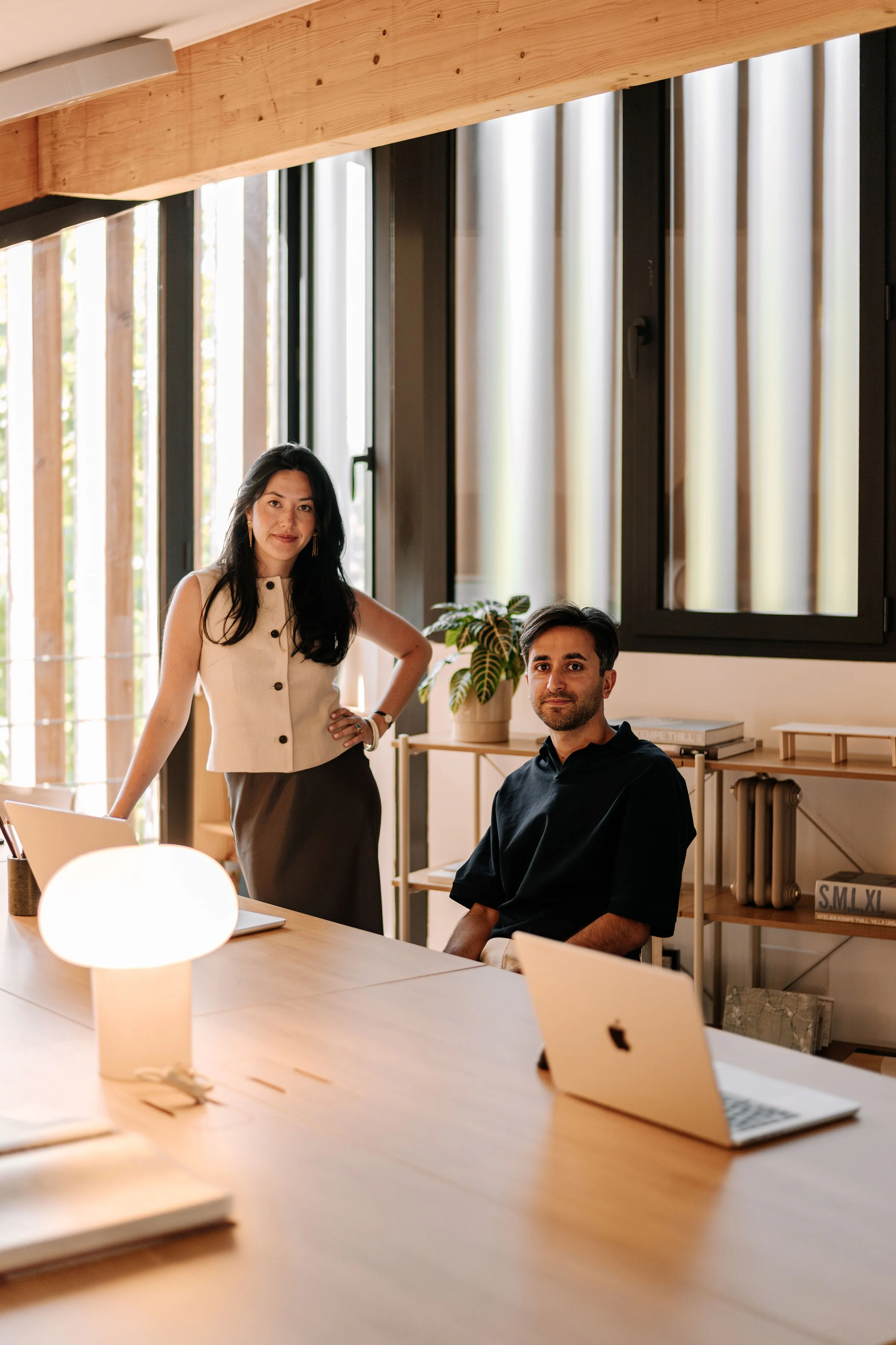 Pierre Ribul-Conte et Anna Speakman, architectes HMONP et fondateurs d'Atelier Kiso, dans leur agence d'architecture à Toulouse, spécialisée en rénovation et réhabilitation.