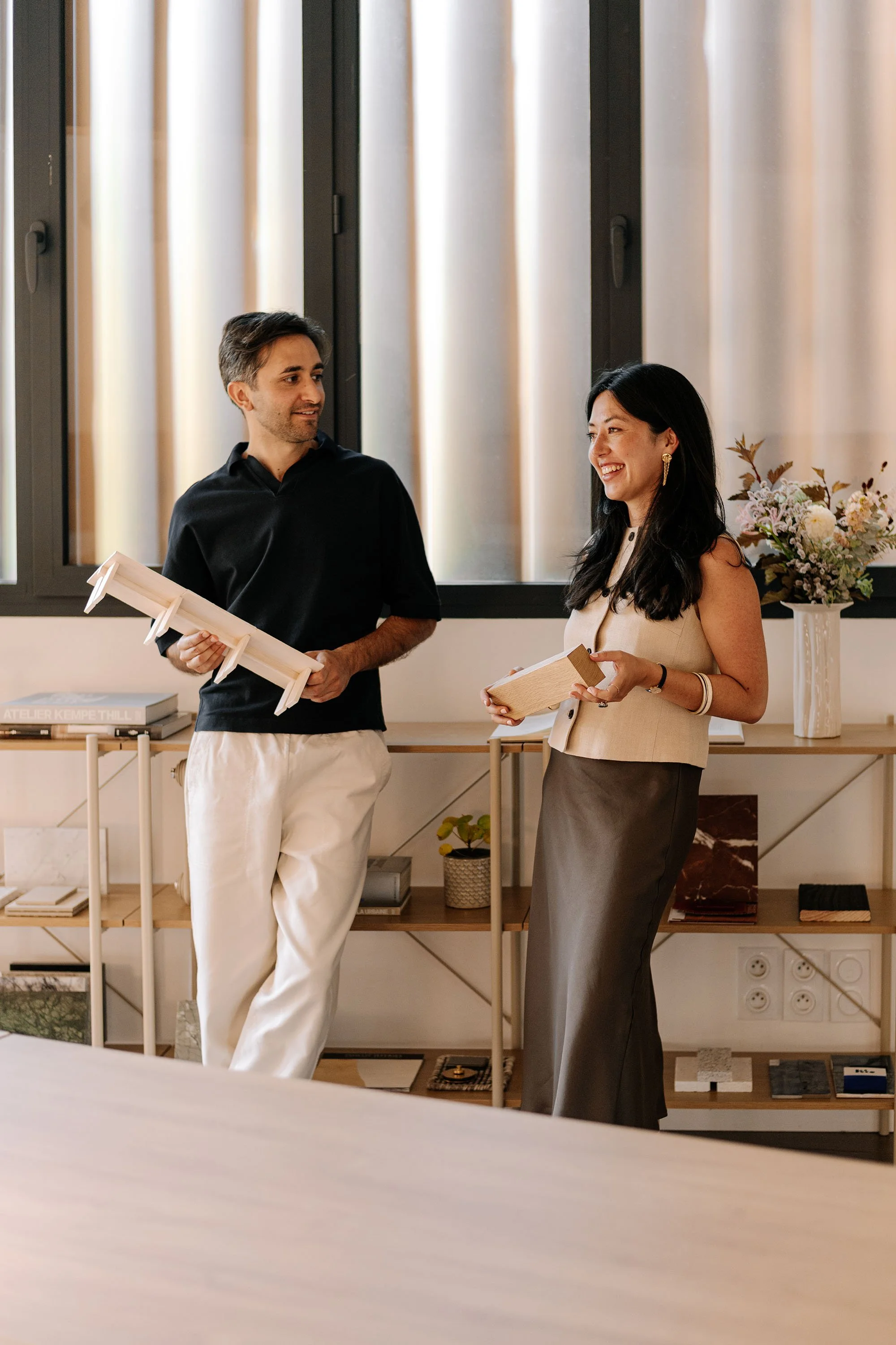 Pierre Ribul-Conte et Anna Speakman, architectes HMONP d'Atelier Kiso, échangent autour de maquettes et d'échantillons dans leur agence d'architecture à Toulouse.