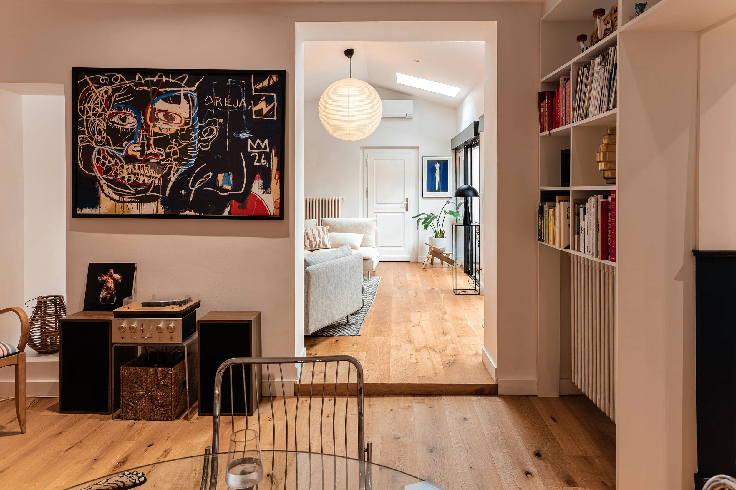 Chaque ouverture devient un cadrage. Depuis la salle à manger, le regard traverse les espaces jusqu'au patio, révélant une maison pensée en séquences plutôt qu'en pièces.