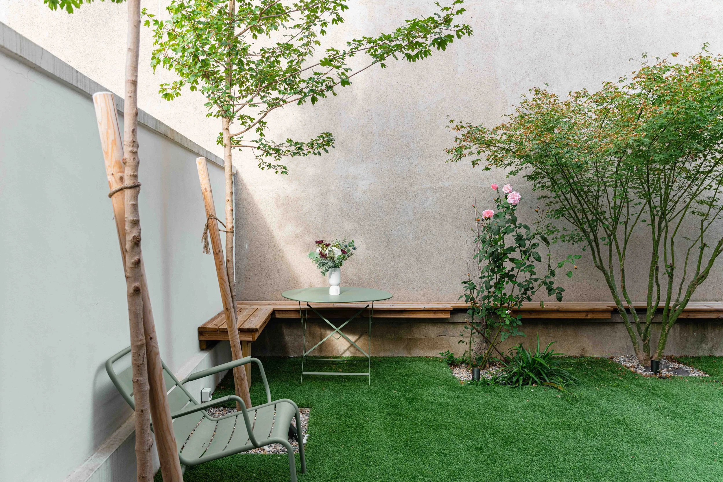 Jardin intimiste entièrement repensé dans le cadre de la rénovation de la maison l’Agly, à Toulouse. Atelier Kiso a transformé ce patio urbain en un havre de fraîcheur, où mobilier extérieur et assises intégrées s’insèrent avec légèreté dans une comp