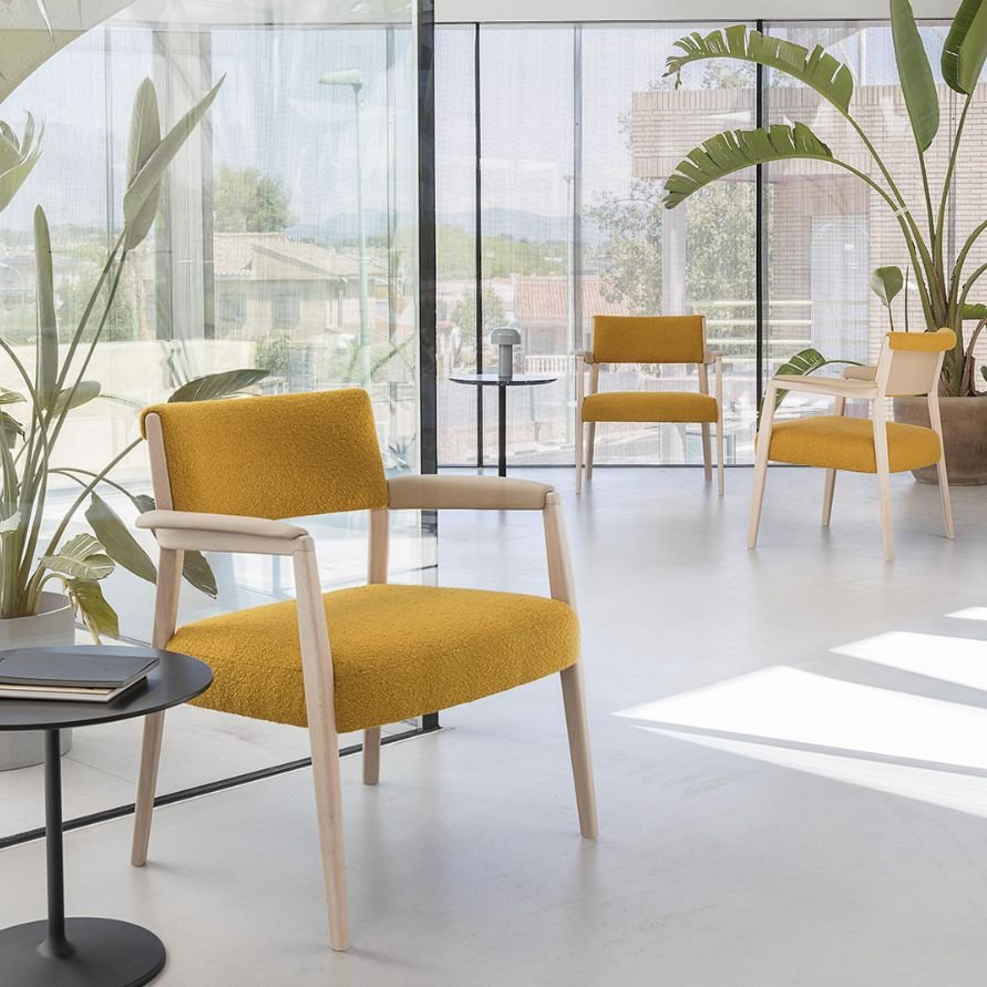 The timeless RIZO chair, designed by Rodolfo Dordoni for @andreuworld is crafted in finely worked ash and combines straight lines with curved upholstery.  The armchair version features eco leather armrests for ultimate comfort.

This simple and elega