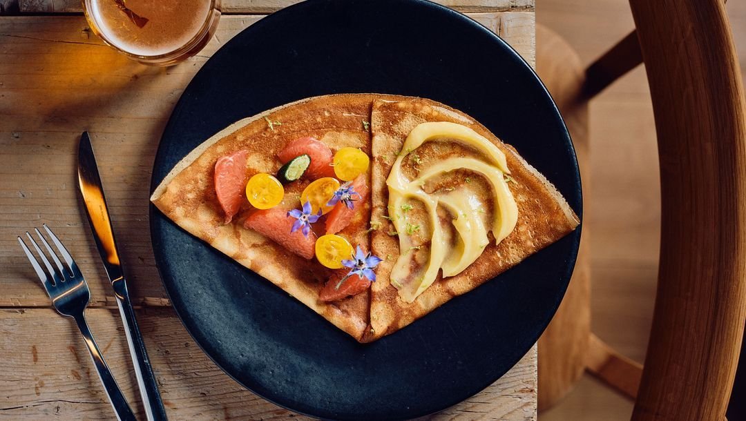 🍴Cr&ecirc;pe de saison cr&egrave;me de citron maison et yuzu, citron caviar, pomelos, kumquat et bourraches.

Disponible dans tous nos restaurants &agrave; Paris (sauf le Marais), Lyon, Bordeaux et Rennes.

📍Breizh Caf&eacute; Od&eacute;on, 6e
📸 @