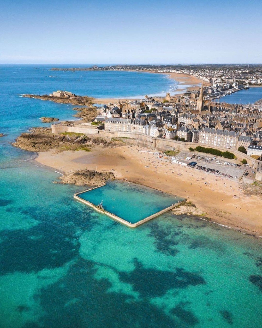 ⚓️ La piscine d’eau de mer de la plage de Bon-Secours à Saint-Malo. Elle est aujourd’hui très prisée pour sa vue imprenable sur la baie du Mont Saint-Michel.

➡️ Et si vous en profitiez pour découvrir nos adres