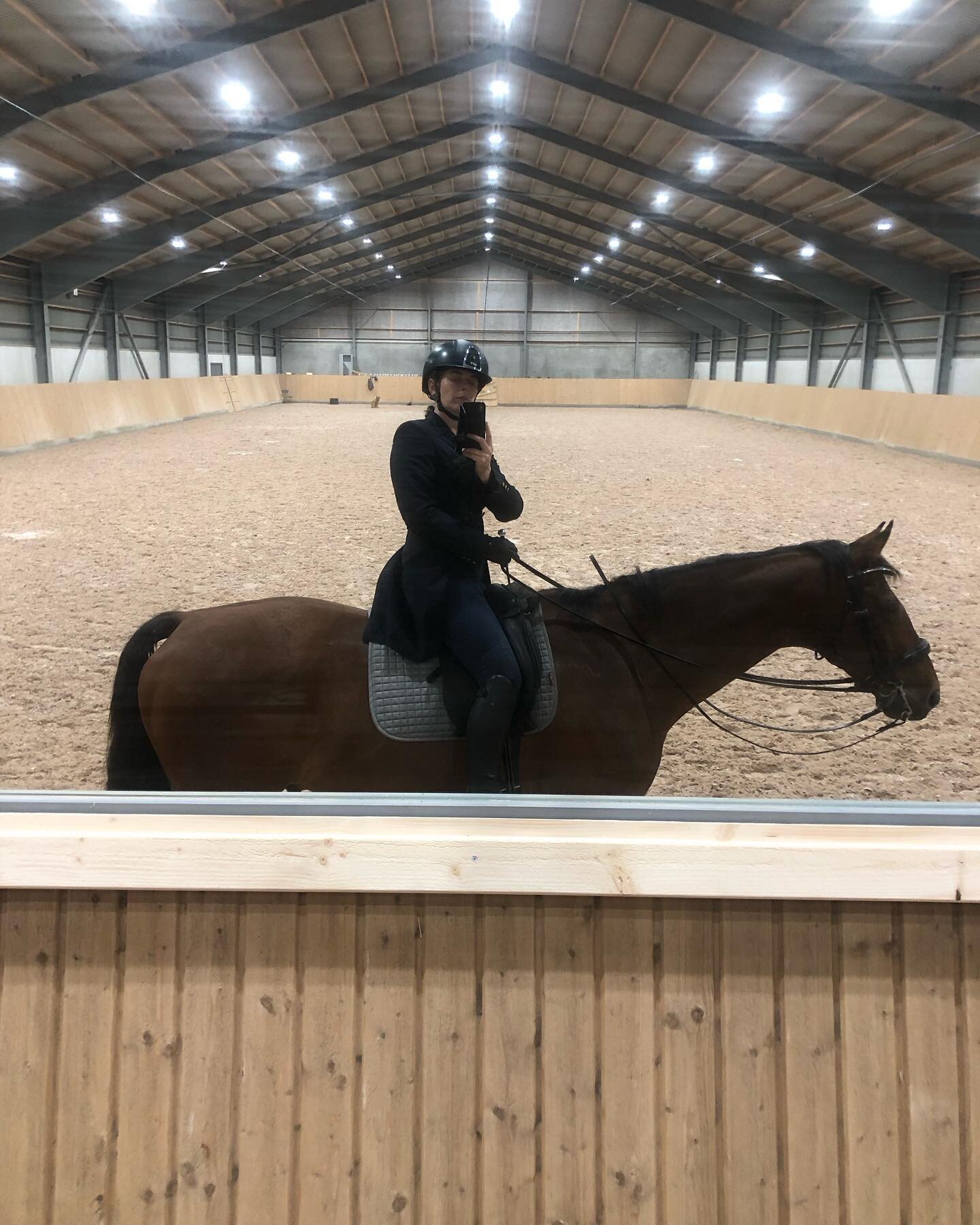 Tacksam f&ouml;r att vara sj&auml;lv i ridhuset i kv&auml;ll. Det &auml;r ju inte varje kv&auml;ll man rider runt i frack 😂. Men det &auml;r lyxigt att f&aring; prova innan k&ouml;p 👍