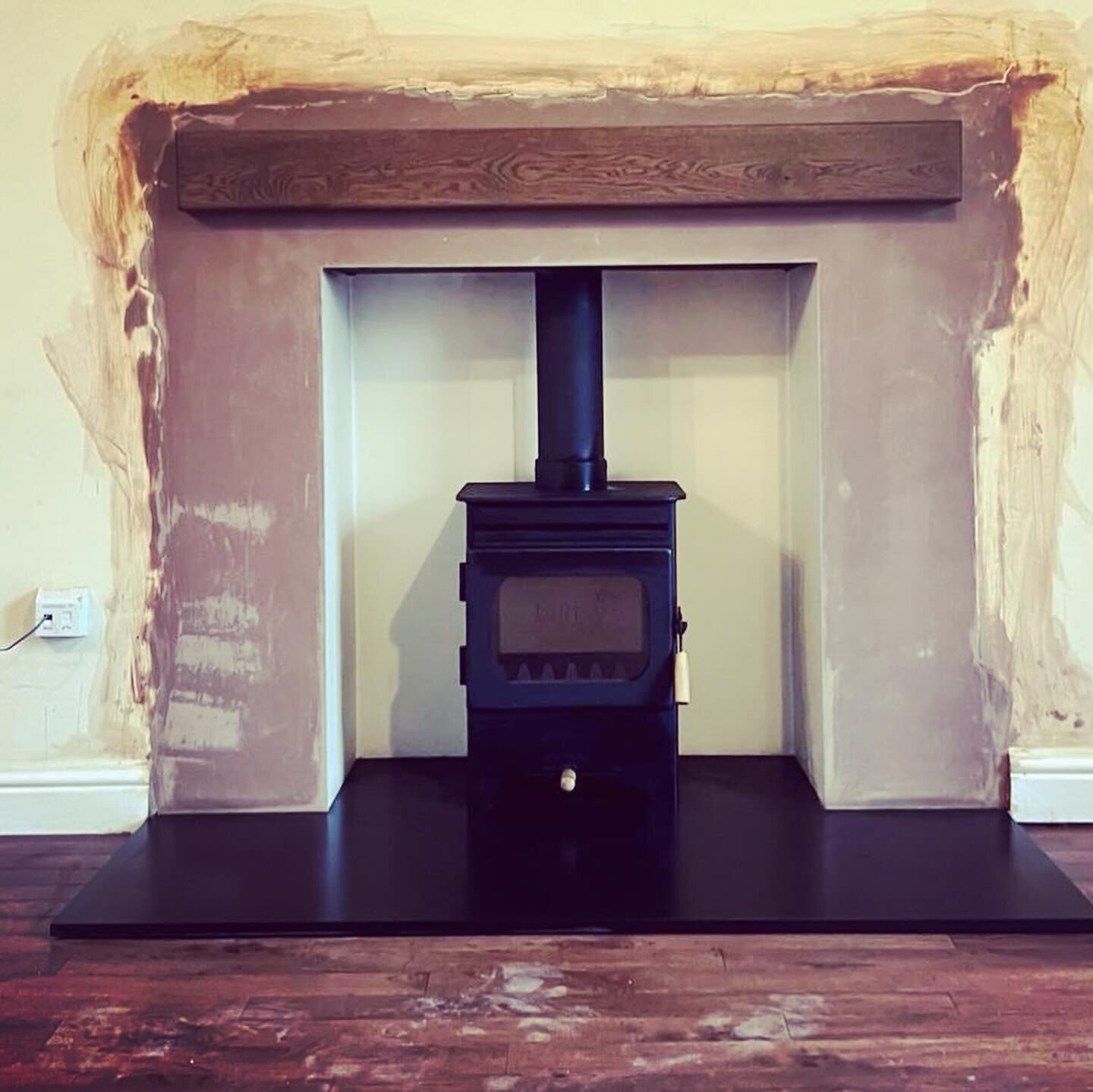 A classic and timeless design with the @burleyfires Debdale 4kw woodburning stove, a @focus_fireplaces solid dark oak beam and honed granite hearth. This is a style that will stand the test of time and stay looking - and performing- well for years to