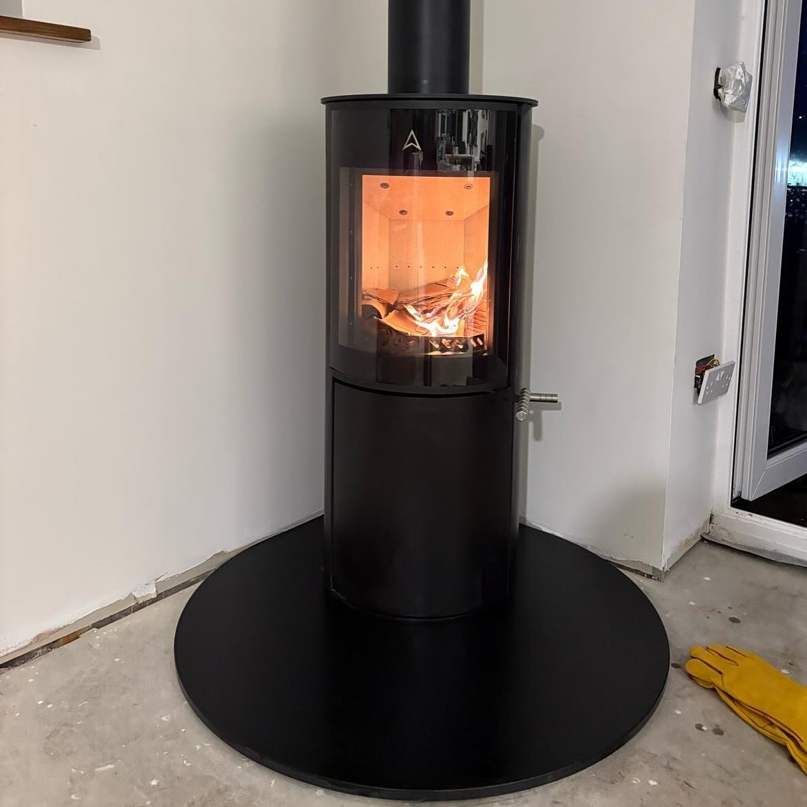 New on the market! The recently launched Archer Vulcan woodburning 5kw cylindrical stove 🔥 
We have recently become stockists for this newly developed range and highly rate them with customers loving their stylish design. These are handmade in Brita