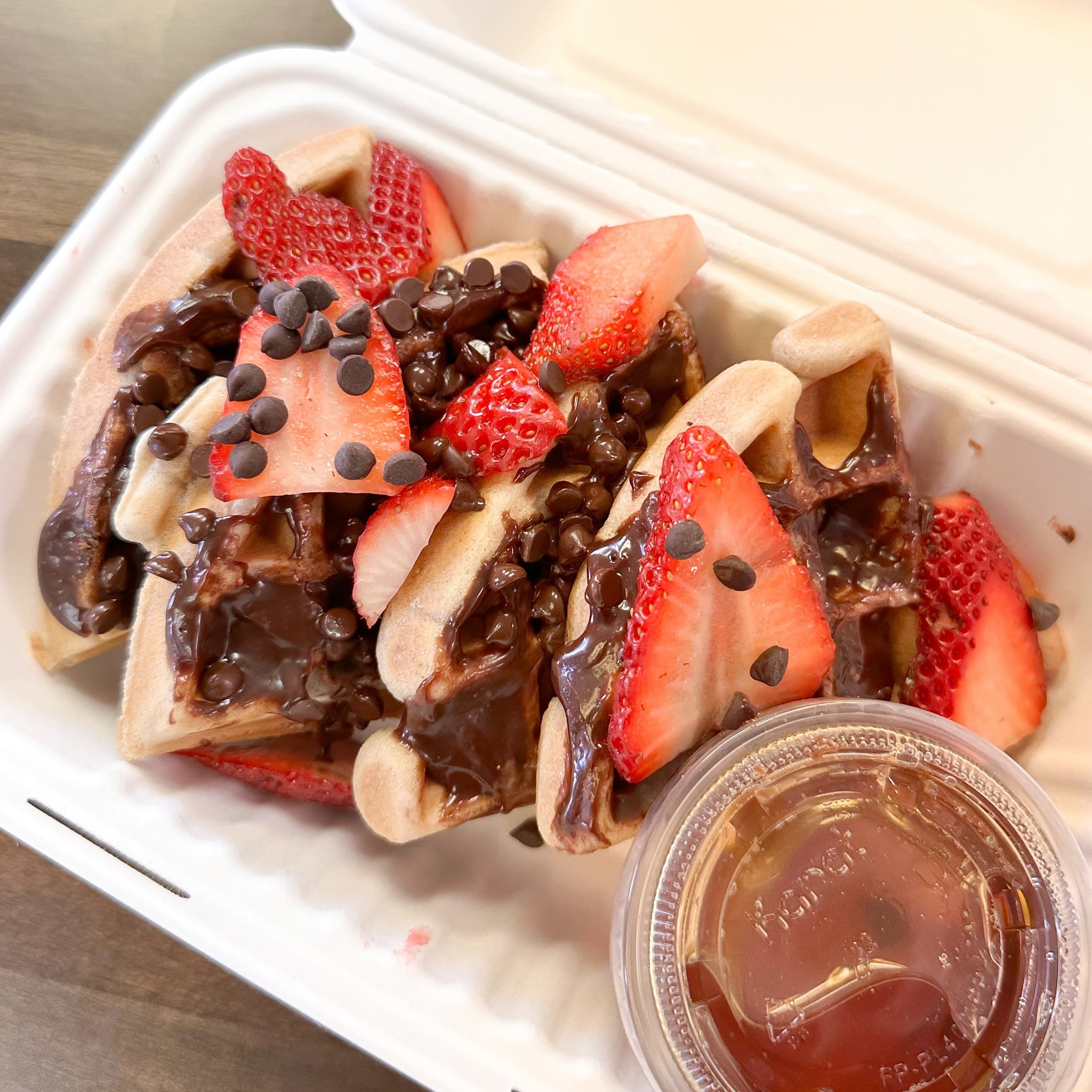 say hello to chocolate strawberry waffles 🤤

made with gluten free + vegan waffle topped with maple syrup, strawberries, chocolate spread (organic hazelnuts, organic coconut sugar, organic cacao bean, organic cacao powder, organic vanilla, sea salt)