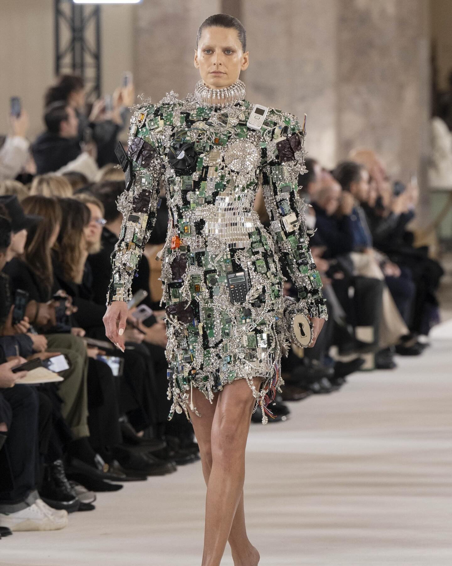 motherboard @schiaparelli 🪩💿📟💾📠💽🎚️

Couture with chips, motherboards, tech from 20 years ago and a dash of mirrorball 

The @schiaparelli obsession and @danielroseberry magic truly something else