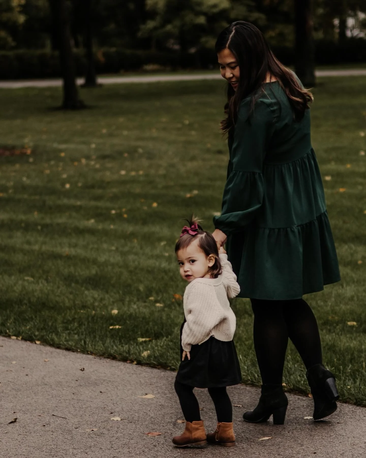 Autumn vibin&rsquo; 🍂

//

#photo #photography #instaphoto #instaphotography #fall #autumn #autumnphoto #autumnphotography #fallphotography #fallphotoshoot #family #familyphotography #familyphotographer #warm #mother #daughter #leaves #campus