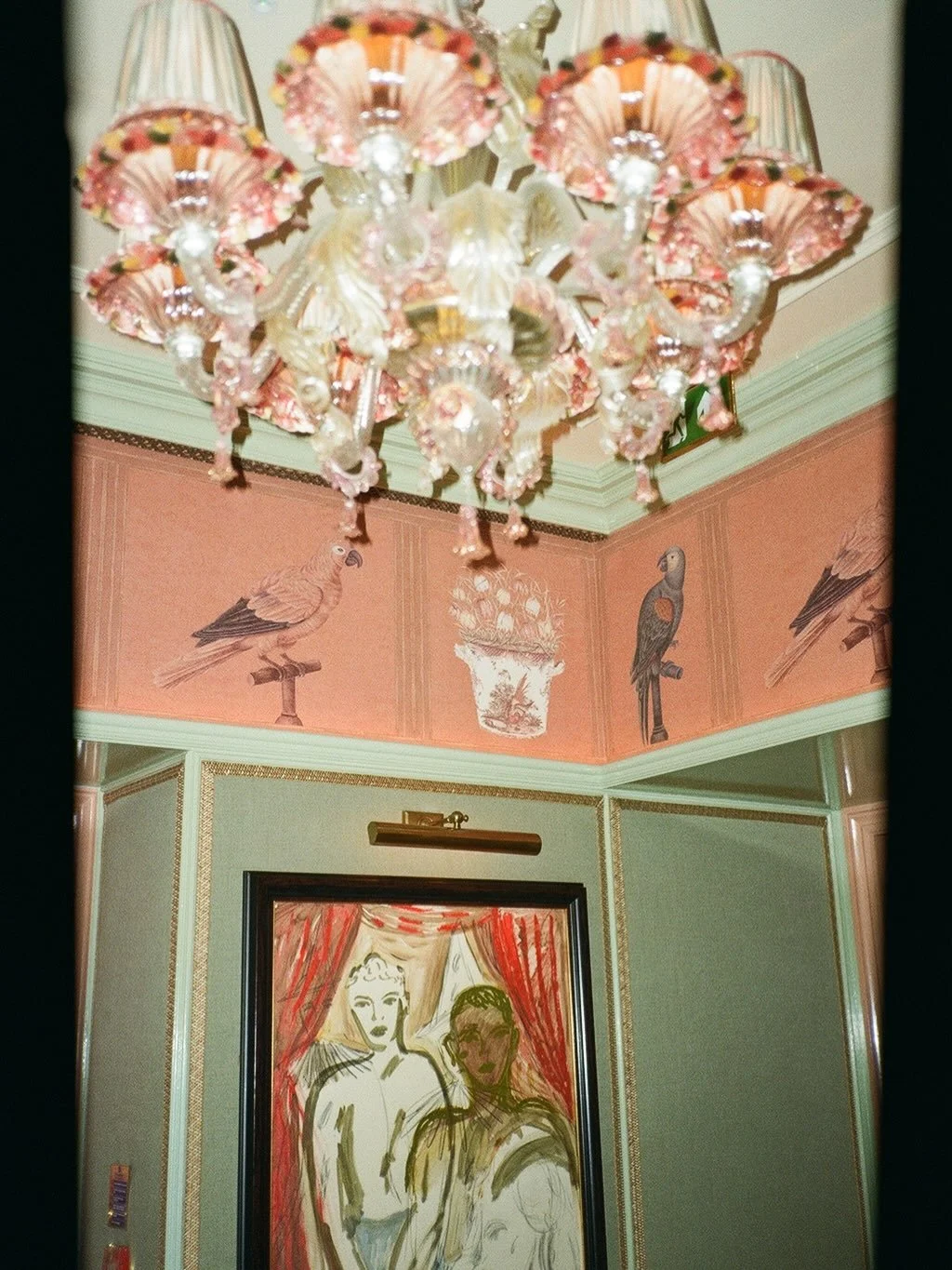 Flip to the second slide for grown-up Eloise vibes🦢🍾🪭. We&rsquo;re not at the Plaza this time but @broadwicksoho with its living room meets Studio 54 atmosphere, English hospitality, and artist soul. Did I miss anything in my illustration? A bellh