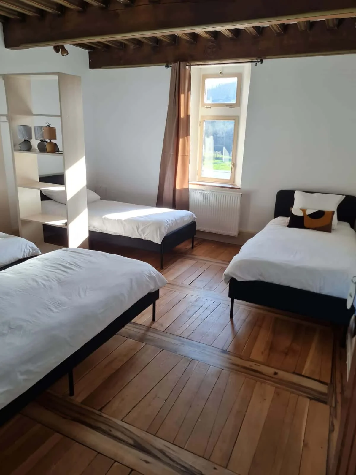 chambre avec quatre lits simples