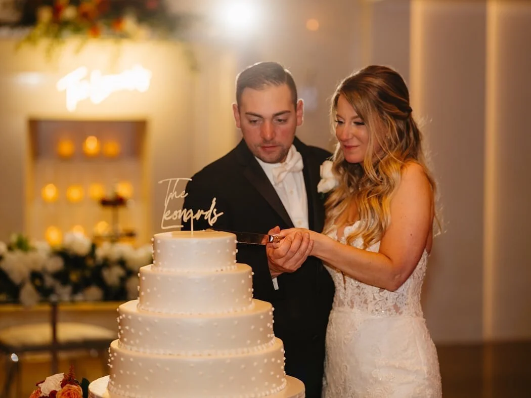 Love is sweet, and so is the first bite of forever. 🍰❤️ #SweetLoveStory #AK #AvantKouture #AKWedding #AKBride​​​​​​​​
#WeddingCake​​​​​​​​
​​​​​​​​
ᴘʟᴀɴɴᴇʀ: @avant_kouture ​​​​​​​​
ᴘʜᴏᴛᴏ: @mileswittboyer ​​​​​​​​
ʜᴍᴜ: @suenatale_thebridalstylist @un