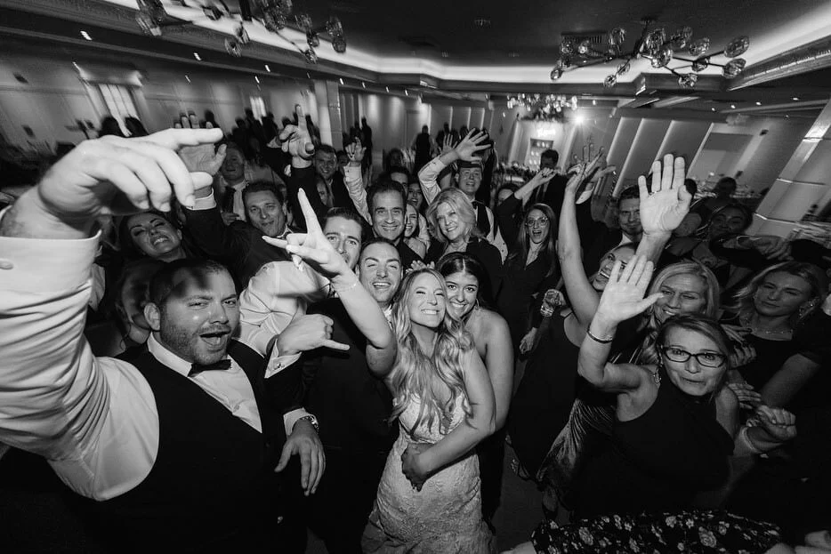 Lost in the music, found in the company of loved ones. #TimelessMemories #AvantKouture #AvantKoutureWedding #AvantKoutureBride​​​​​​​​
​​​​​​​​
ᴘʟᴀɴɴᴇʀ: @avant_kouture 
ᴘʜᴏᴛᴏ: @mileswittboyer 
ʜᴍᴜ: @suenatale_thebridalstylist @undertheveilny 
ꜰʟᴏʀɪꜱᴛ