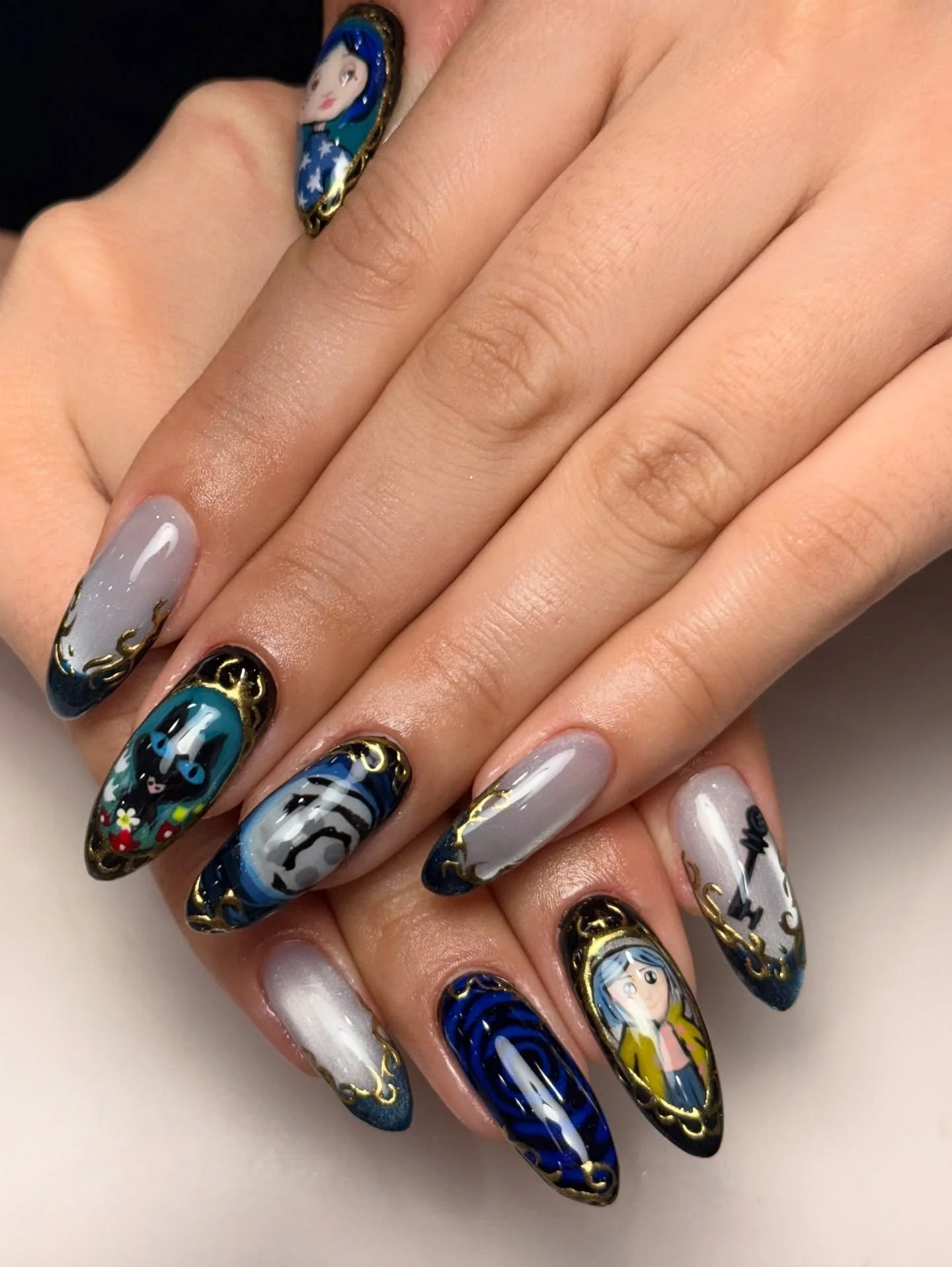 #CoralineNails 🌙🐈&zwj;⬛👧🏻🧵👀🪡🕸️🕷️🖤🕯️

Perfection by Nina! 😍