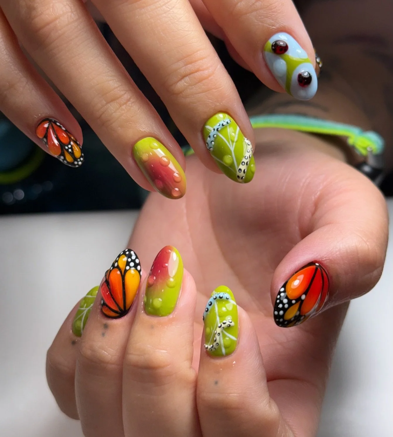Nature, but make it nail art 🦋🌿💕🐞🧡🐛

flawless execution by Lana 😍