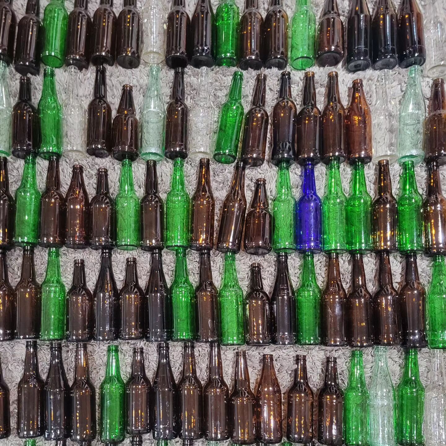 One of these things is not like the other..... ♻️🍾 

Come visit us at @norwoods_treehouse Farmer's Market tomorrow, Saturday, April 6th 8am-12pm, and see if you can score a blue bottle 😜 

#recycle #norwoodstreehouse #newsmyrnabeach #recycling #cir