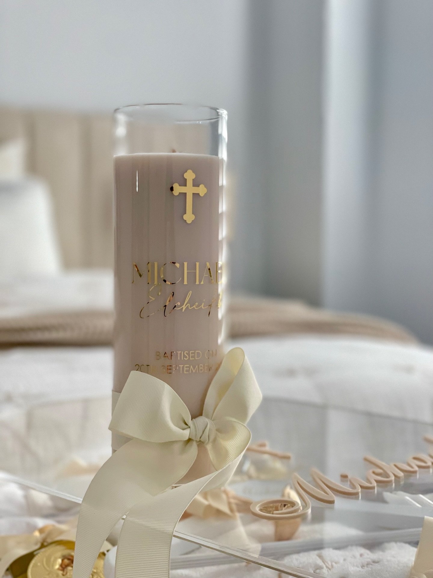 👉Swipe for The finer details. Subtle elegance for a meaningful moment.
Michael&rsquo;s baptism, featuring our bespoke glass baptism candle 🕯️ 

@mirelle_kirche97