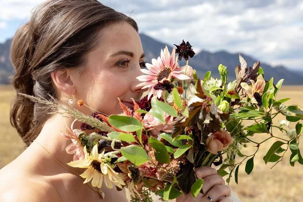 Colorado bride holding sunflower bouquet