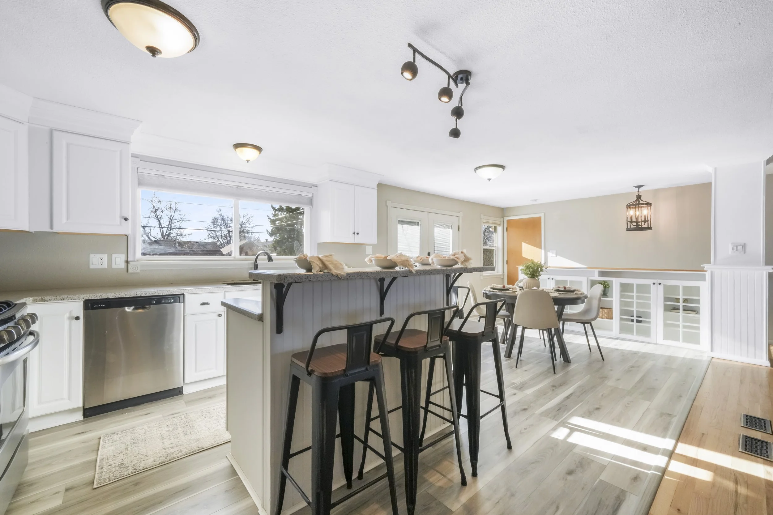 Kitchen & Dining 