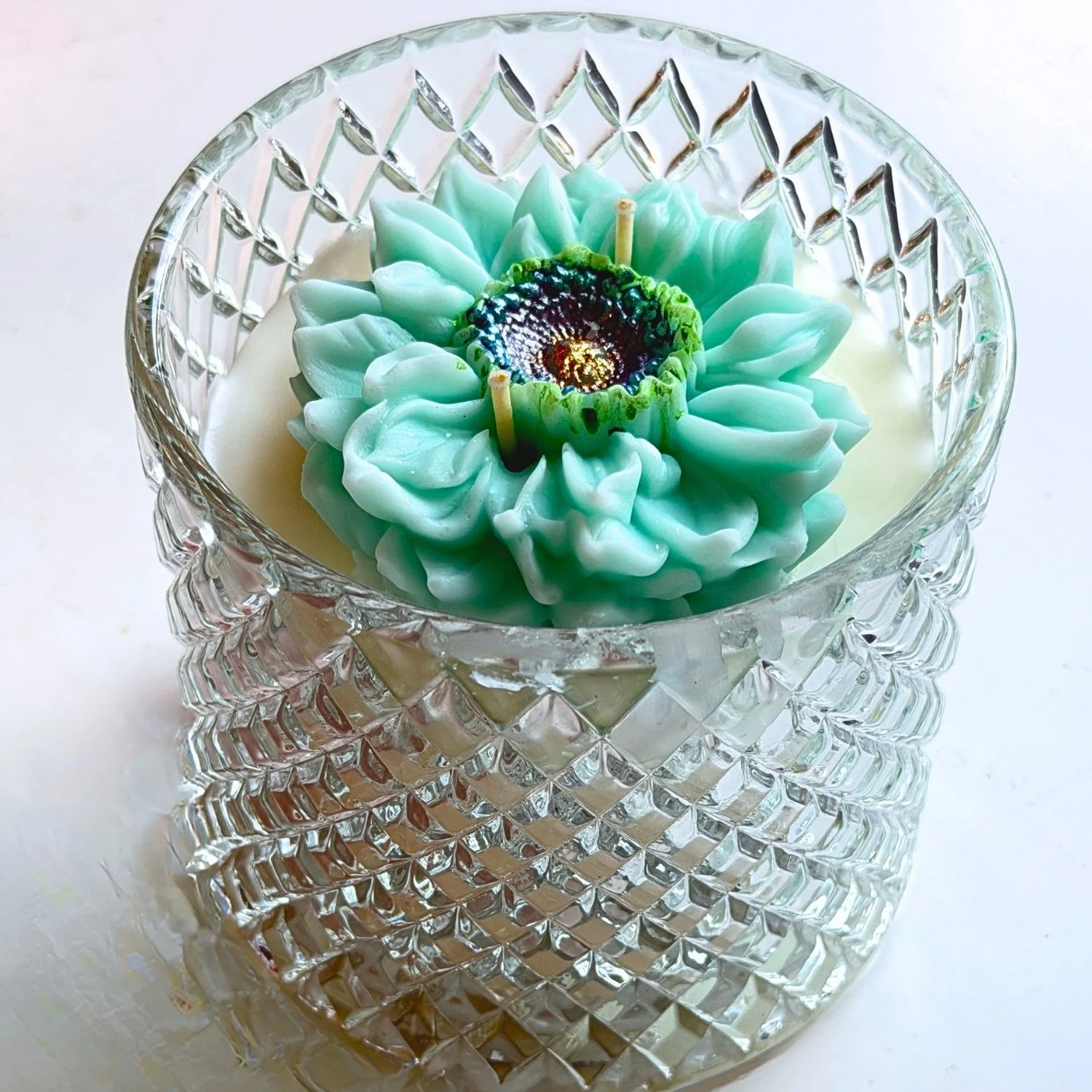 Zephyr Breeze 10.5 oz Candle top view of embed.jpg