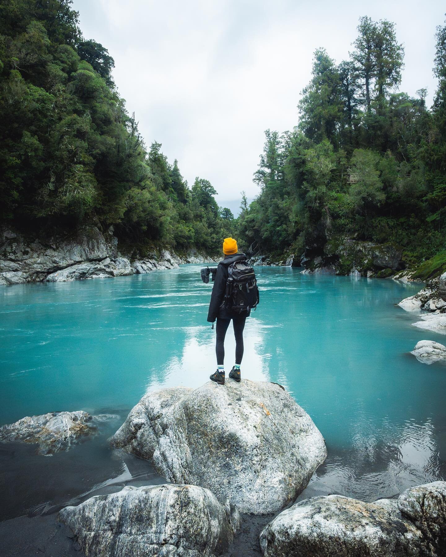Hokitika Gorge New Zealand. One of the most blue water spots  I&rsquo;ve ever seen! Why is it so blue tho? @currently.hannah looked it up. 

Apparently glacier water gets fed in to this river. When the glacier grinds the rock underneath, it makes fin