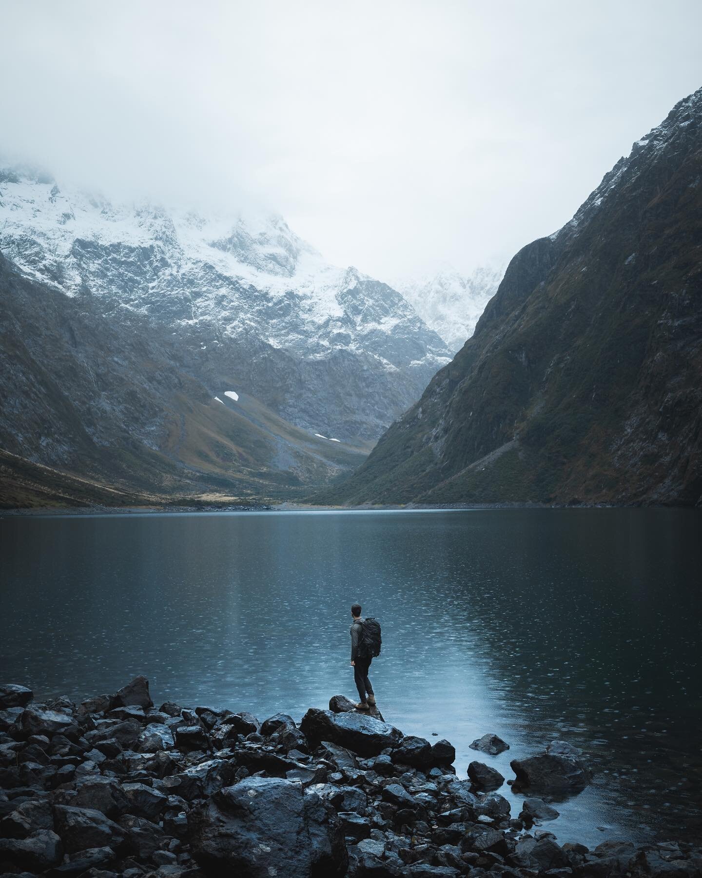 New Zealand Lake Marian. The rain made it the lake soo cool! The 1st pic is one of my favorite photos @currently.hannah took of me. It&rsquo;s crazy to think this lake is 695m high. Empire State Building is 380m tall 🤯 

We were mesmerized by this l