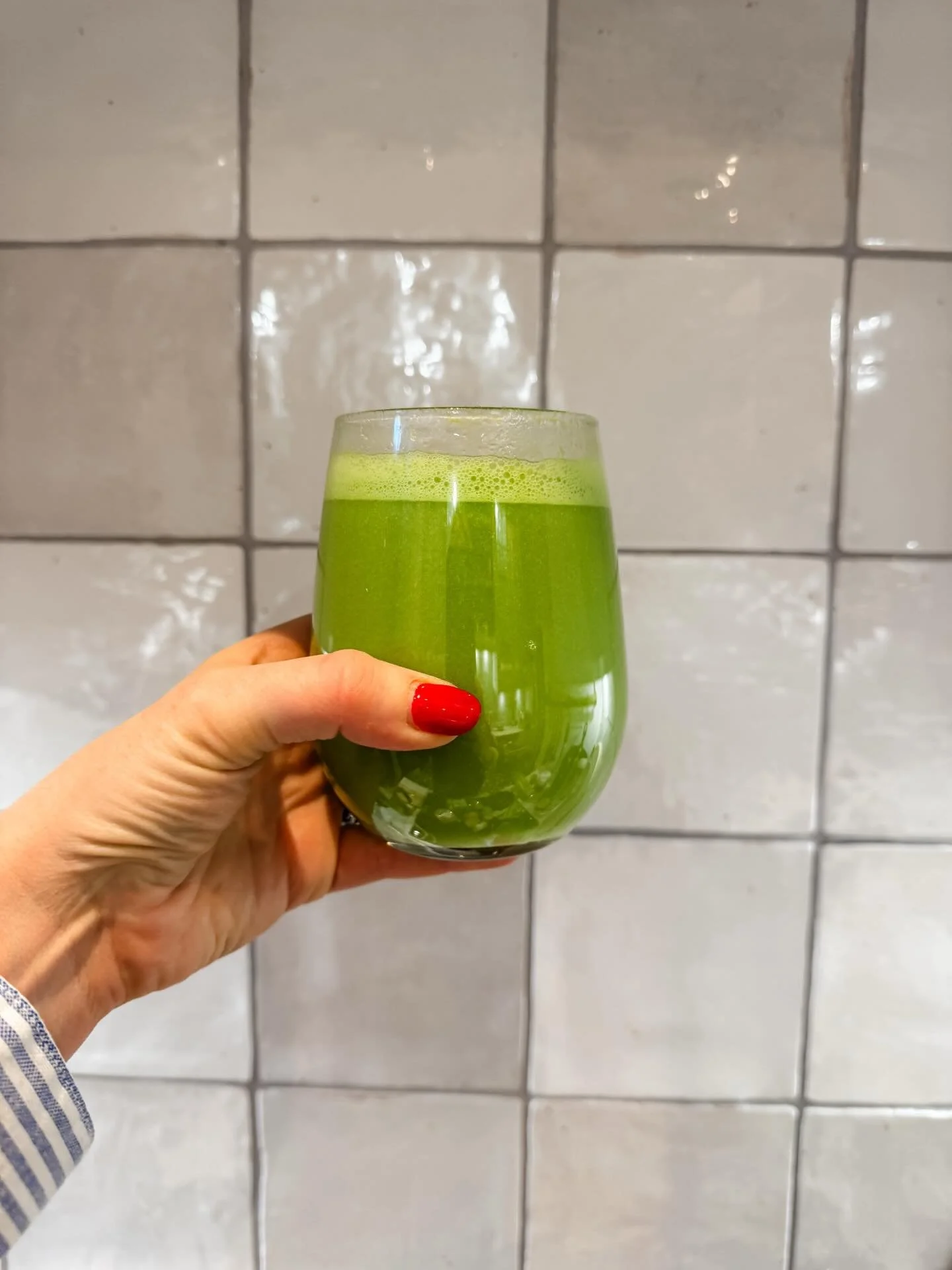 Your green goddess morning recipe &darr;

In need of some green? Yes me too, and this one is a classic I've been using with client's for over 7 years and I have it al the time! Super fresh on a crisp morning...

1/2 green apple
1 celery stalk
Juice 1