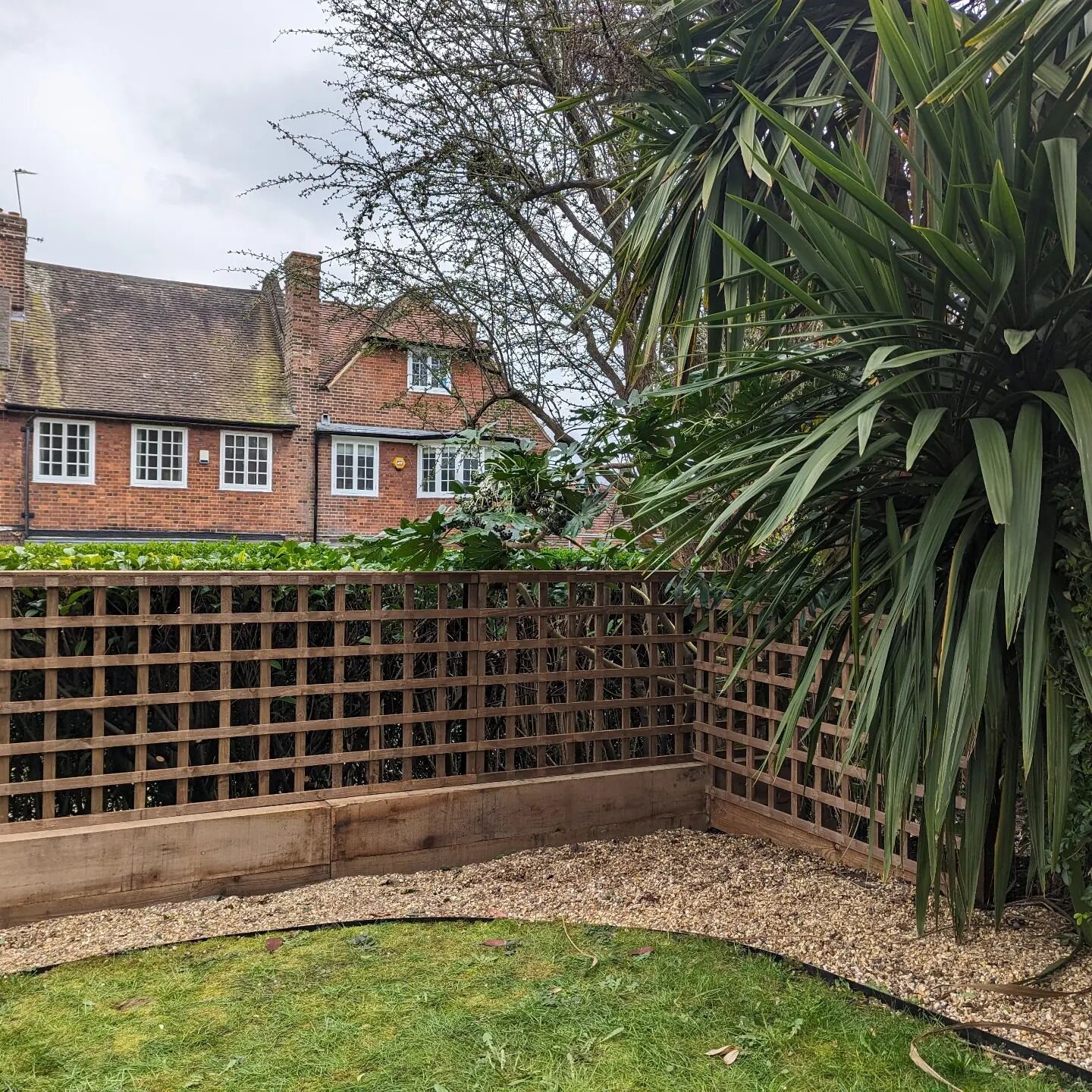 New oak sleeper retainer renewal!! #crouchend #landscaping #landscape #muswellhill #northlondon #carpentry #gardenmaintenance #gardening #gardenlife #gardendesign #boundsgreen #highgate #retainingwalls #sleeperwork #oaksleepers