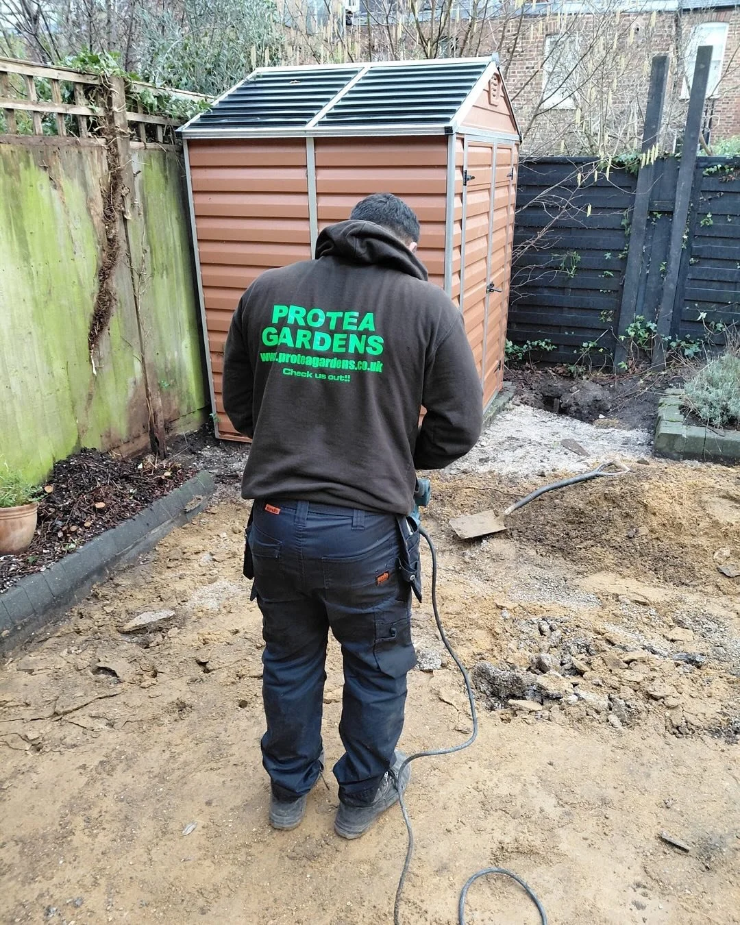 That&rsquo;s a helluva lot of concrete!
Guess, how many tons of concrete we broke up? (Using hired breaker from @huwsgraybm !) #hardlandscaping #landscaping #gardening #northlondon #concrete #northlondon