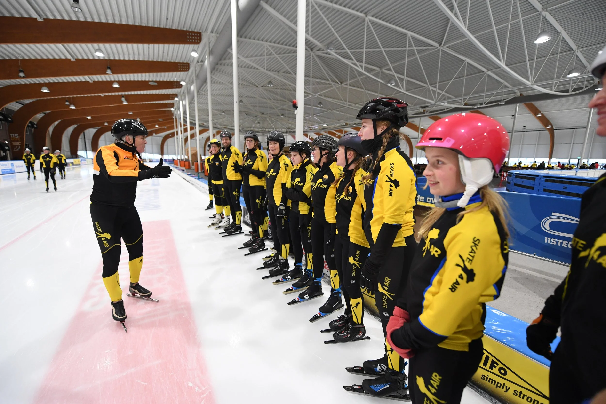 Schaatsers en trainer Duo Sport tijdens Skate4AIR clinic