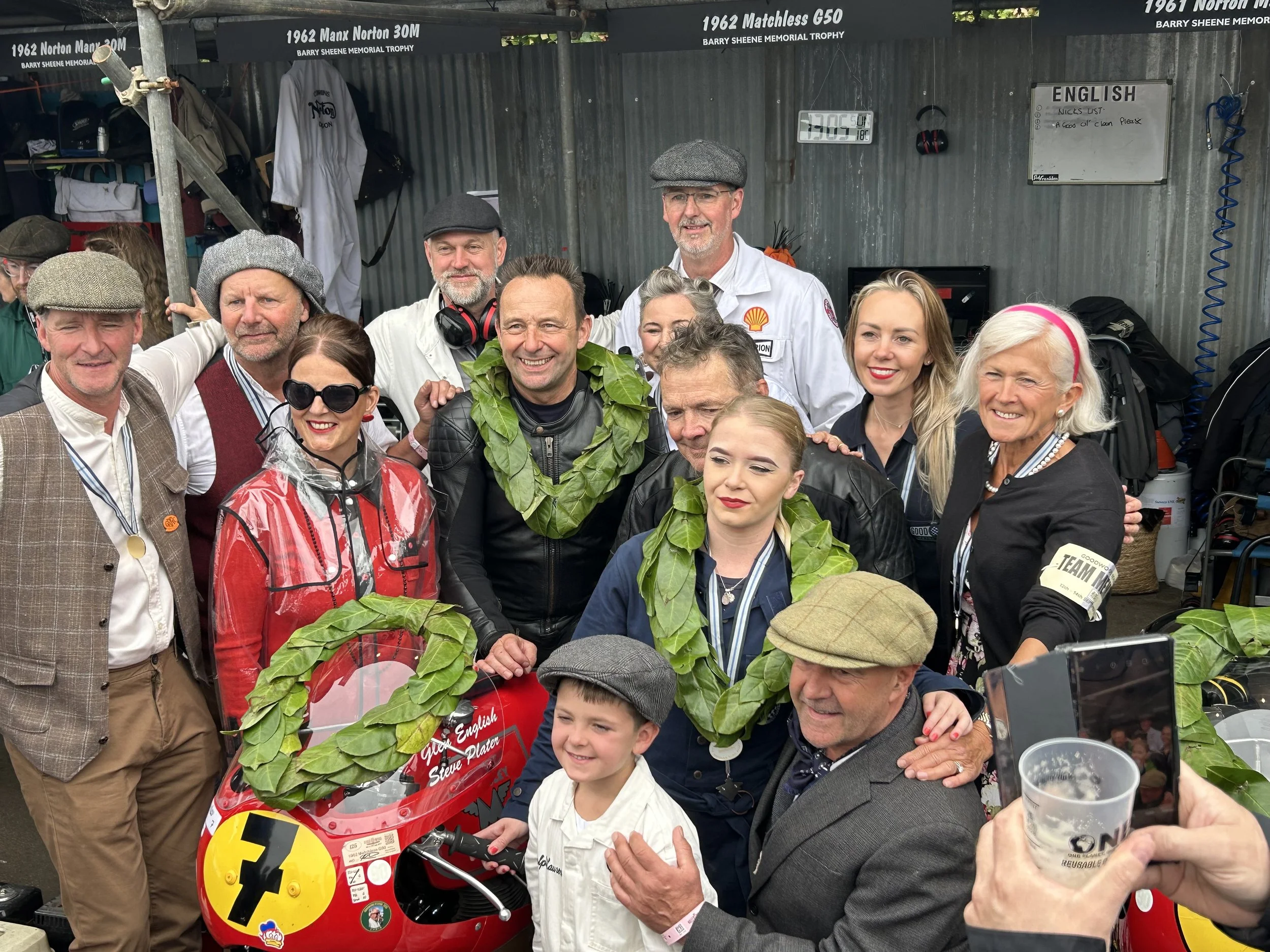 Pits, team photo