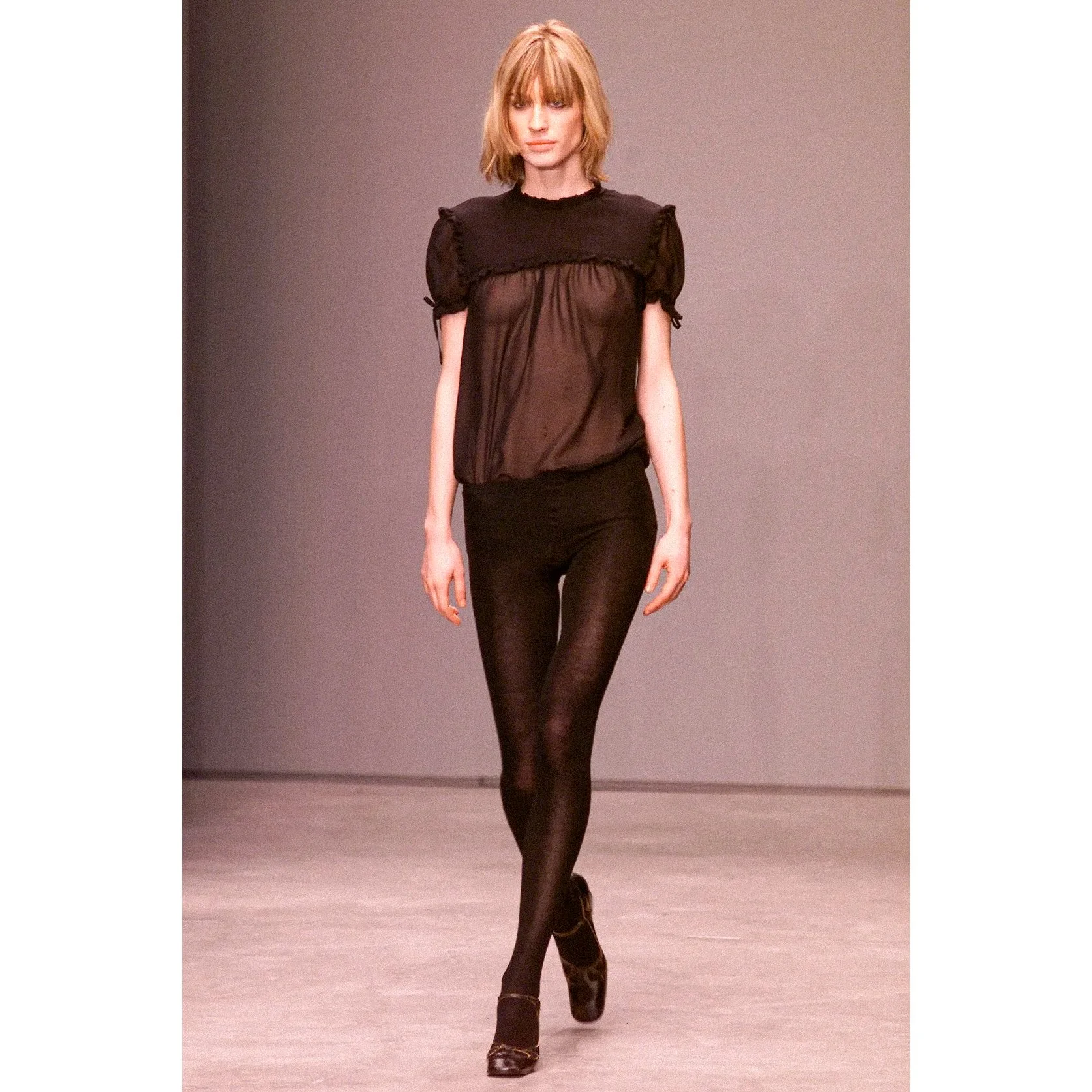 miu-miu-fall-2001-ready-to-wear-00010-natasa-vojnovic.jpg