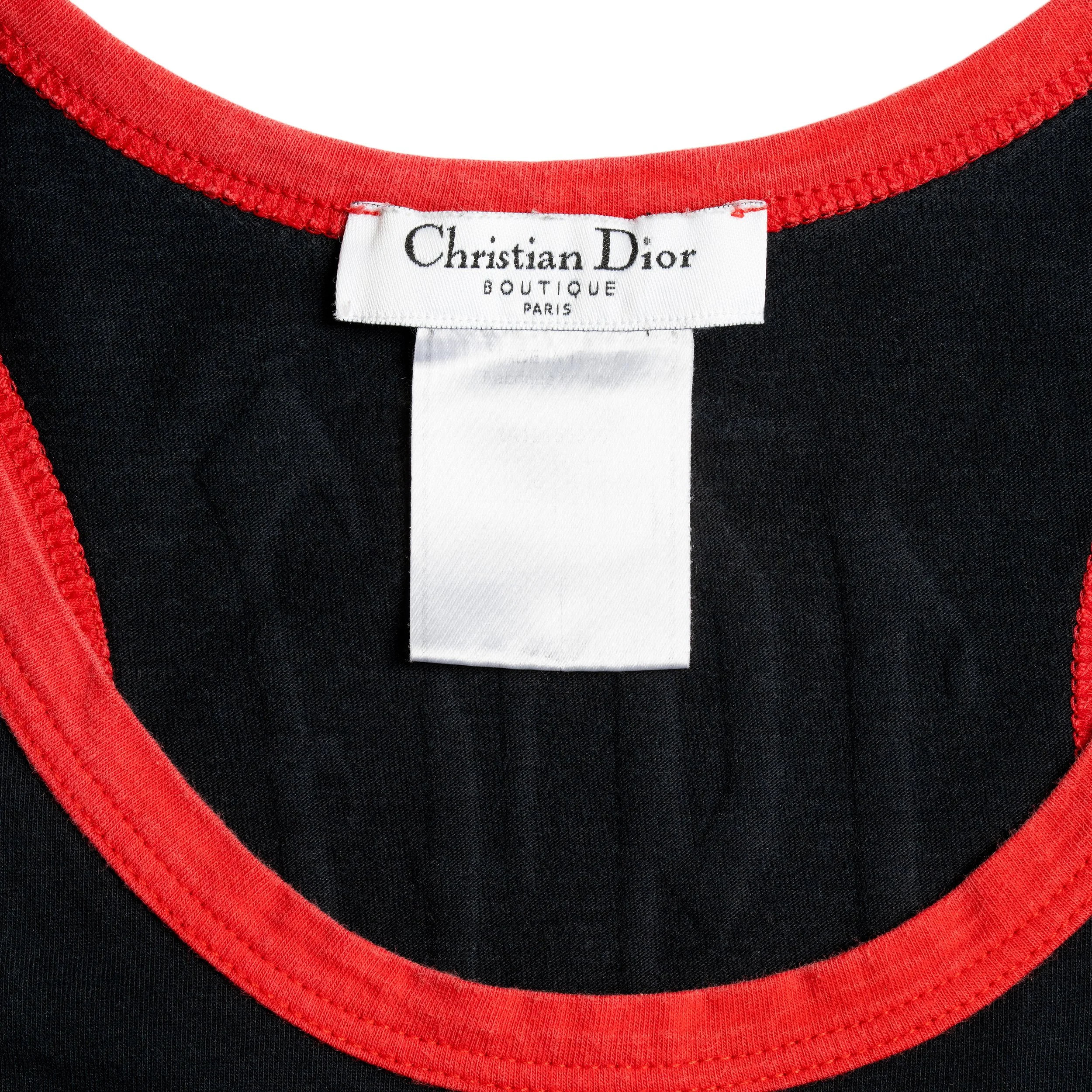 Camiseta gotica letras rojas dior_etiqueta.jpg