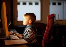 Écrans et santé visuelle chez l’enfant : comprendre les risques et adopter les bons réflexes