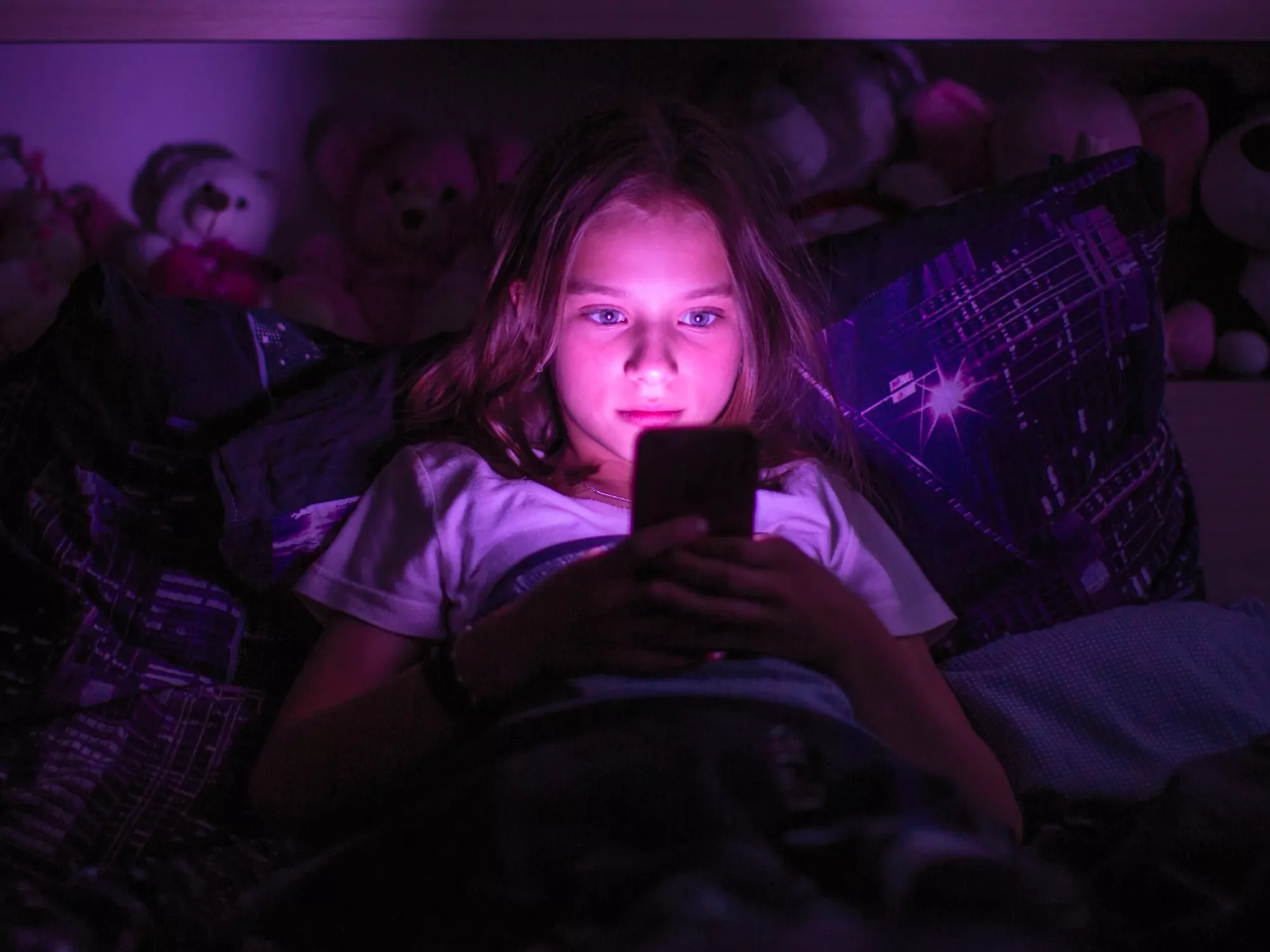 Mon enfant passe trop de temps sur les écrans : quels sont les risques pour sa vue ?
