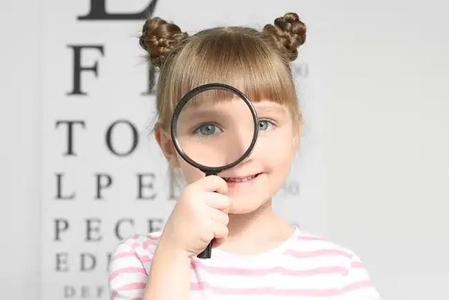 10 signes qui montrent que votre enfant a peut-être besoin d'un examen de la vue