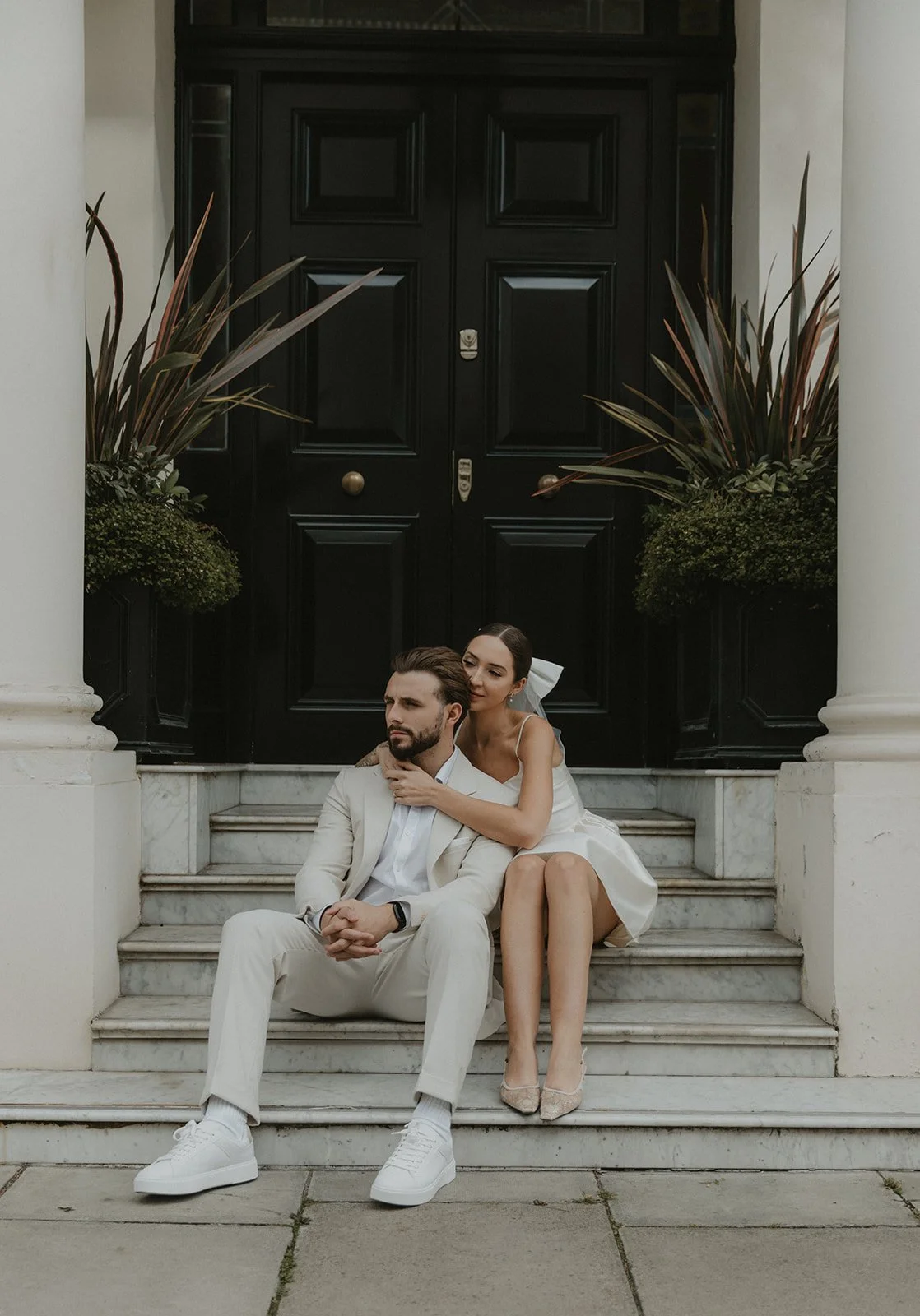 sloane-square-london-wedding-on-steps.jpg